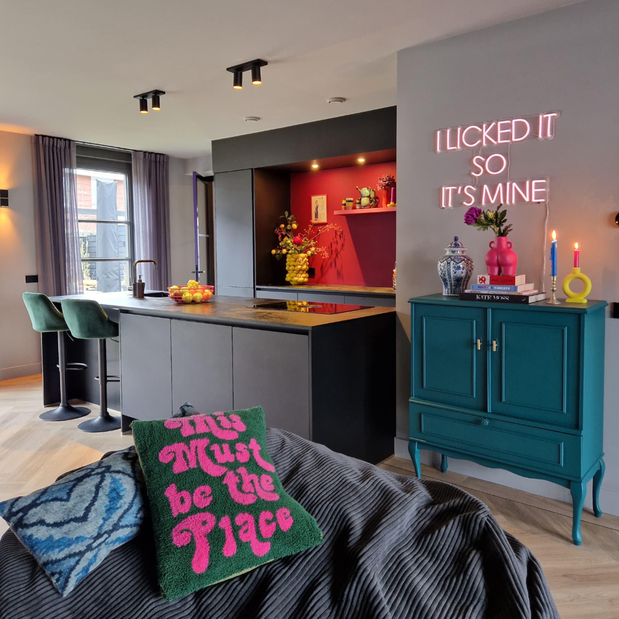 binnenkijken in een kleurrijk interieur