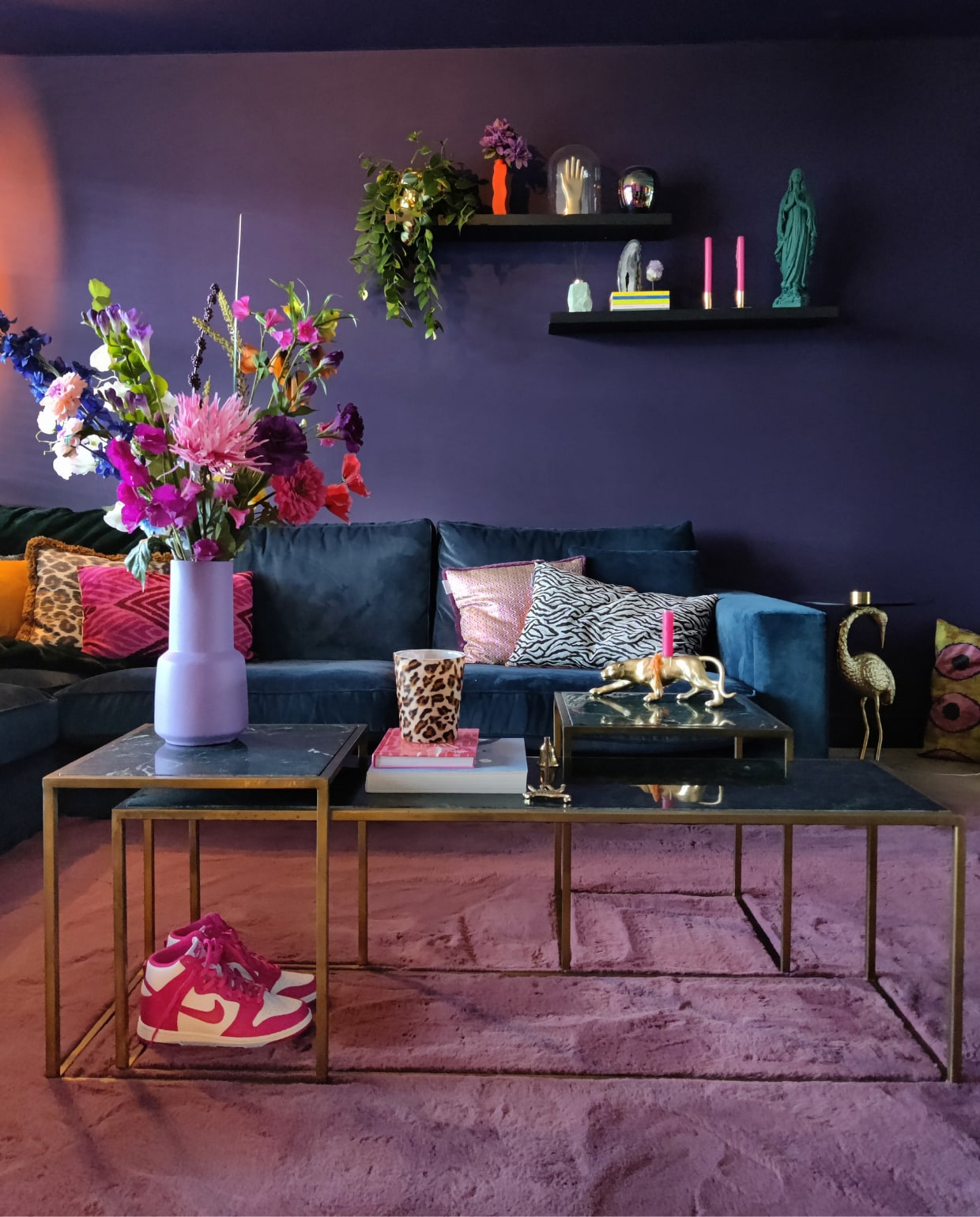 Muurverf Full Marble van Flexa, akoestische wandpanelen WoodUpp, wandlampen Fonq, hanglamp en nachtkast Jysk, vaas Jotex, dekbed Zelesta, plaid Doing Goods, bank Made, vloerbedekking Living Home Interiors, tegels Hornbach. Fotografie Anne Marie Vandersteen