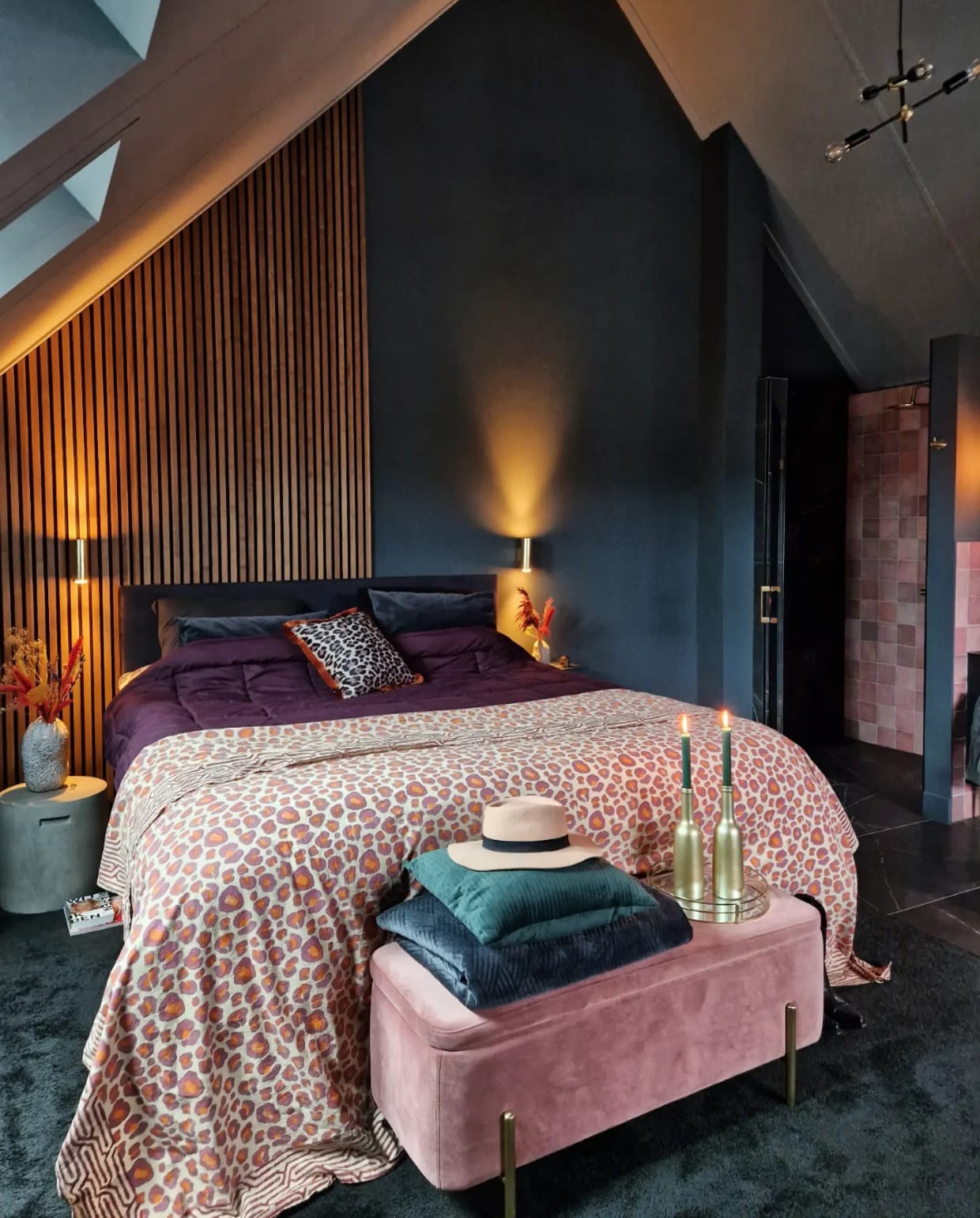 Muurverf Full Marble van Flexa, akoestische wandpanelen WoodUpp, wandlampen Fonq, hanglamp en nachtkast Jysk, vaas Jotex, dekbed Zelesta, plaid Doing Goods, bank Made, vloerbedekking Living Home Interiors, tegels Hornbach. Fotografie Anne Marie Vandersteen