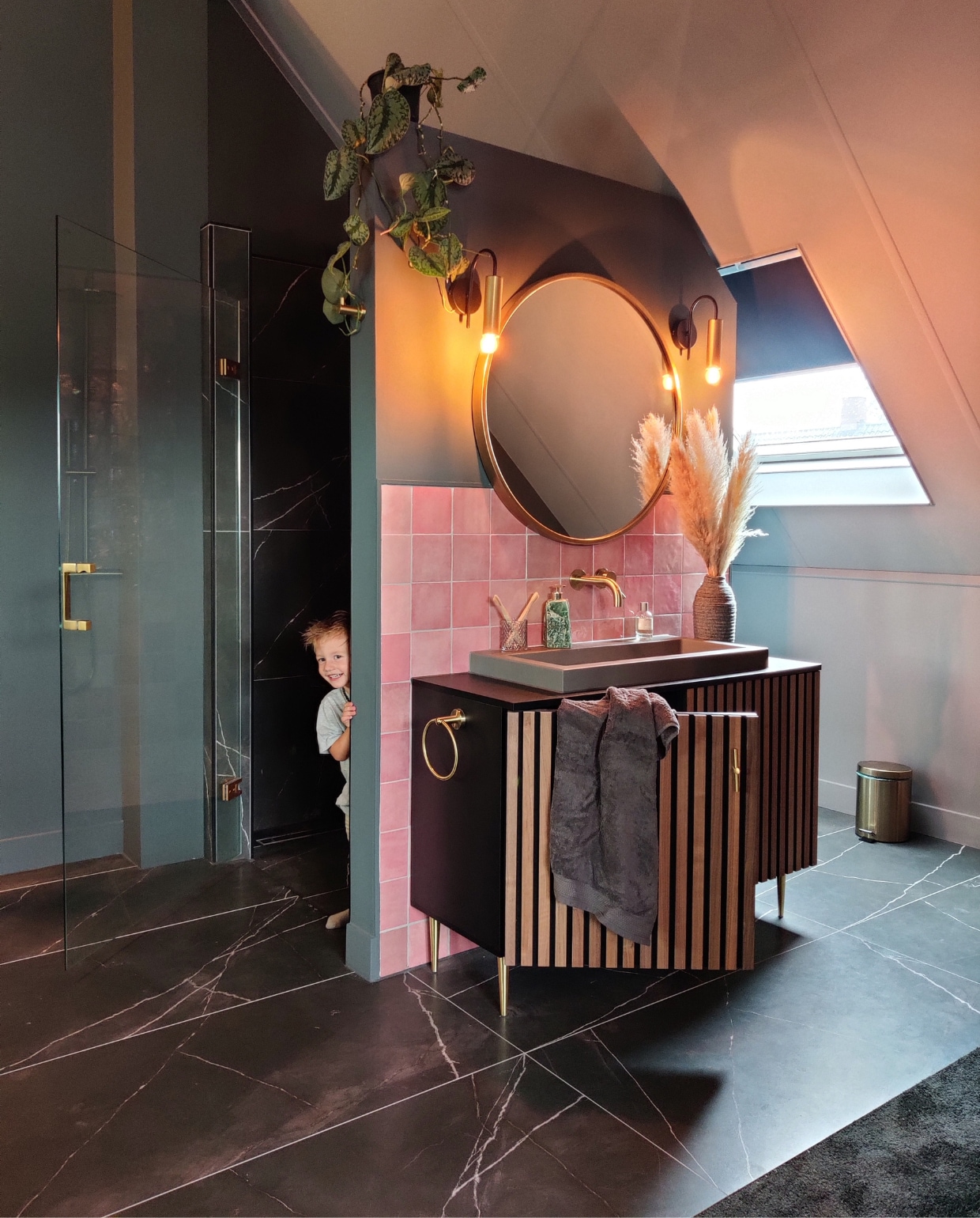 Muurverf Full Marble van Flexa, tegels Hornbach, badkamermeubel eigen ontwerp, spiegel By-Boo, wandlampen Fonq. Overig onbekend. Fotografie Anne Marie Vandersteen