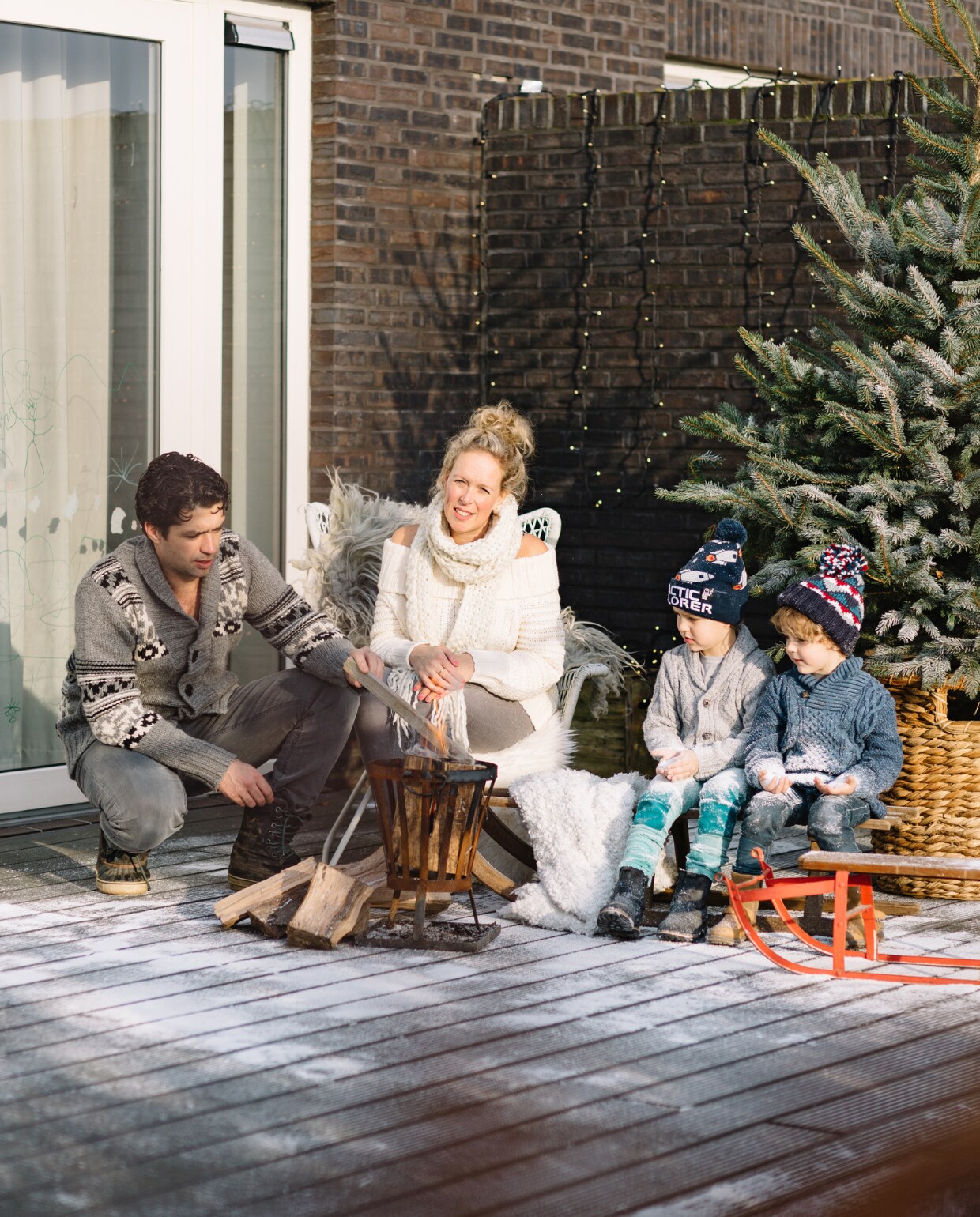 Jurriaan, Sabine en de kids op het buitenterras. ‘Sinds kort hebben we ook een overkapping, het leek me leuk tijdens wintermiddagen en -avonden ook lekker buiten te kunnen zitten. Wel met een dekentje en haardvuur natuurlijk!’ Slee van Loods G, mand via Marktplaats. vtwonen Kerstspecial 2016 | fotografie Hans Mossel | styling Sabine Burkunk | tekst Seline Steba
