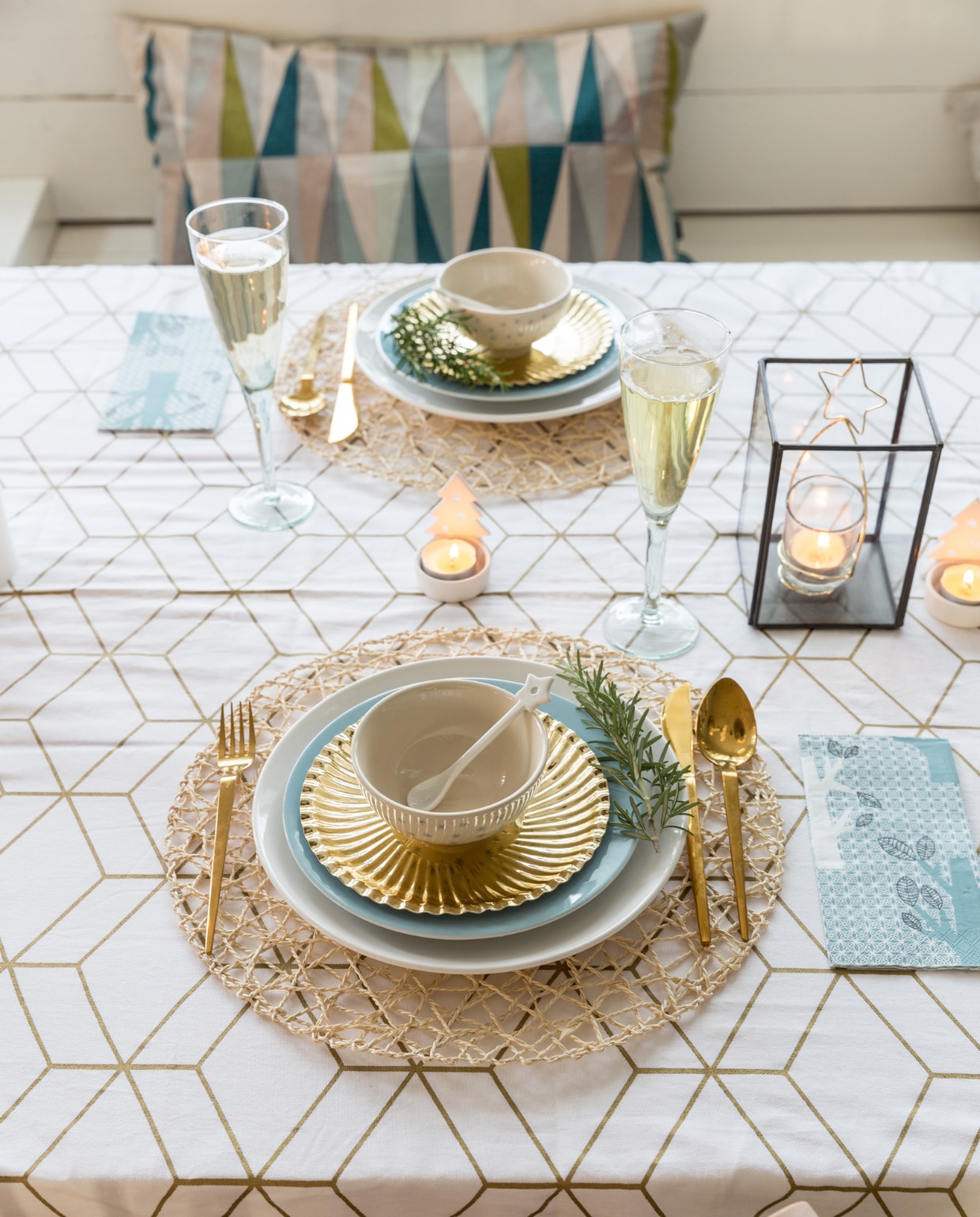 Kussen Ferm Living, rieten onderzetters, goudkleurig bestek en goudkleurig papieren bordjes van Söstrene Grene, kommen Dille &amp; Kamille, tafelkleed Presenttime. vtwonen kerstspecial 2016 | fotografie Hans Mossel | styling Sabine Burkunk | tekst Seline Steba
