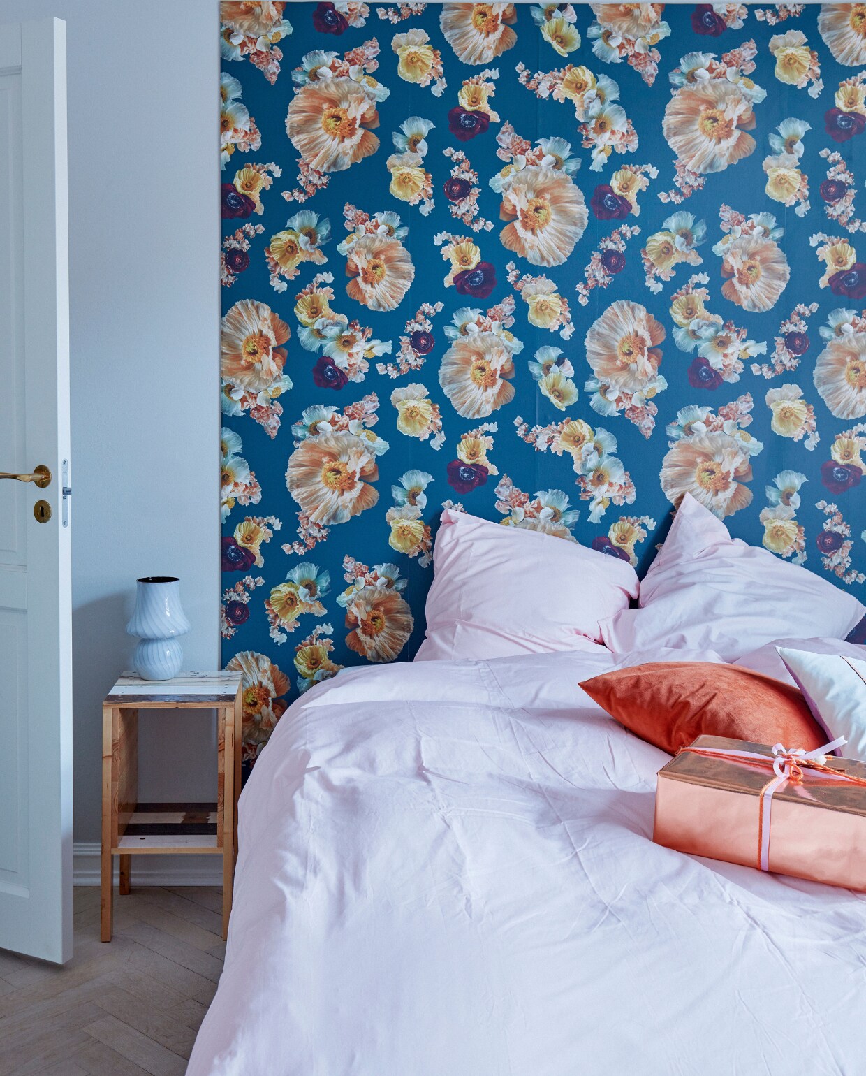 Behang uit Pompadour-collectie Poppykalas. Kussens &amp;Drape. Nachtkastje Piet Hein Eek. Beddengoed Tiny Tiny. Herkomst nachtlamp onbekend. vtwonen kerstspecial 2020 | productie Living Inside | fotografie Martin Sølyst