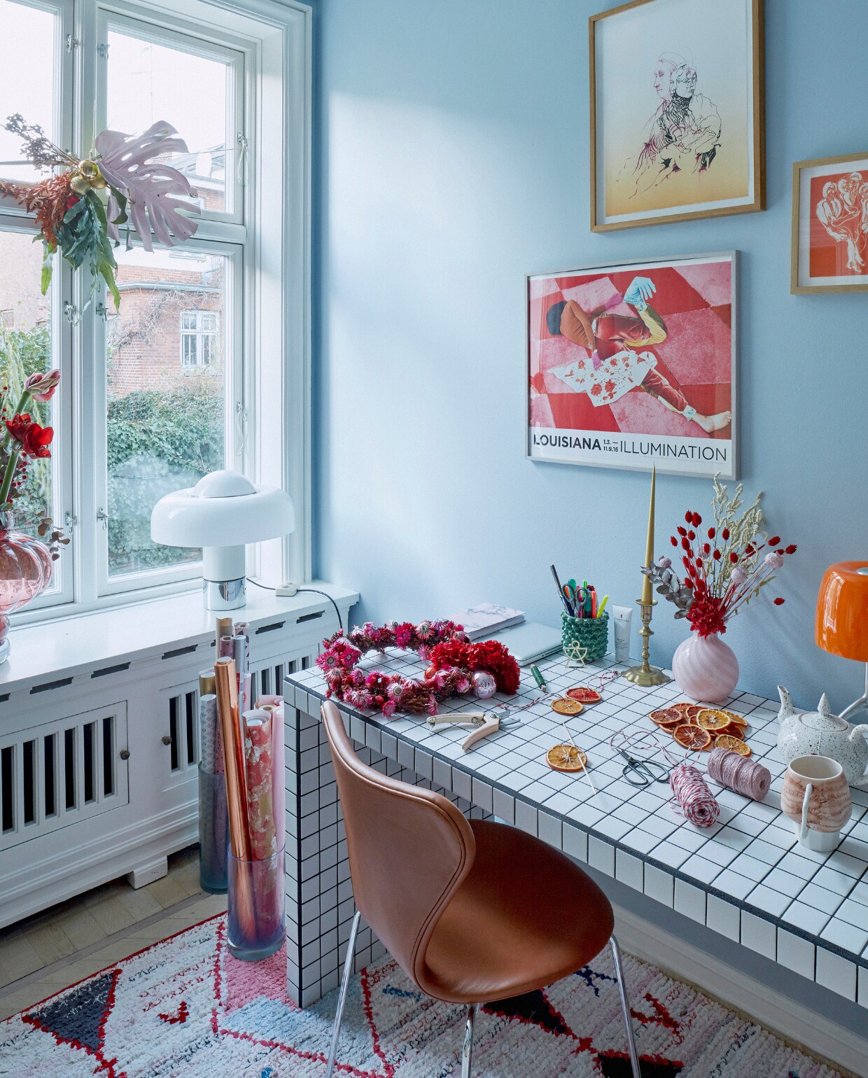 Kunstwerk aan muur Cathrine Raben Davidsen. Lamp in vensterbank Brumbery van Luigi Massoni. Roze vaas Louise Roe. Oranje lamp Foscarini. Vlinderstoel Fritz Hansen. Vloerkleed onbekend. vtwonen kerstspecial 2020 | productie Living Inside | fotografie Martin Sølyst