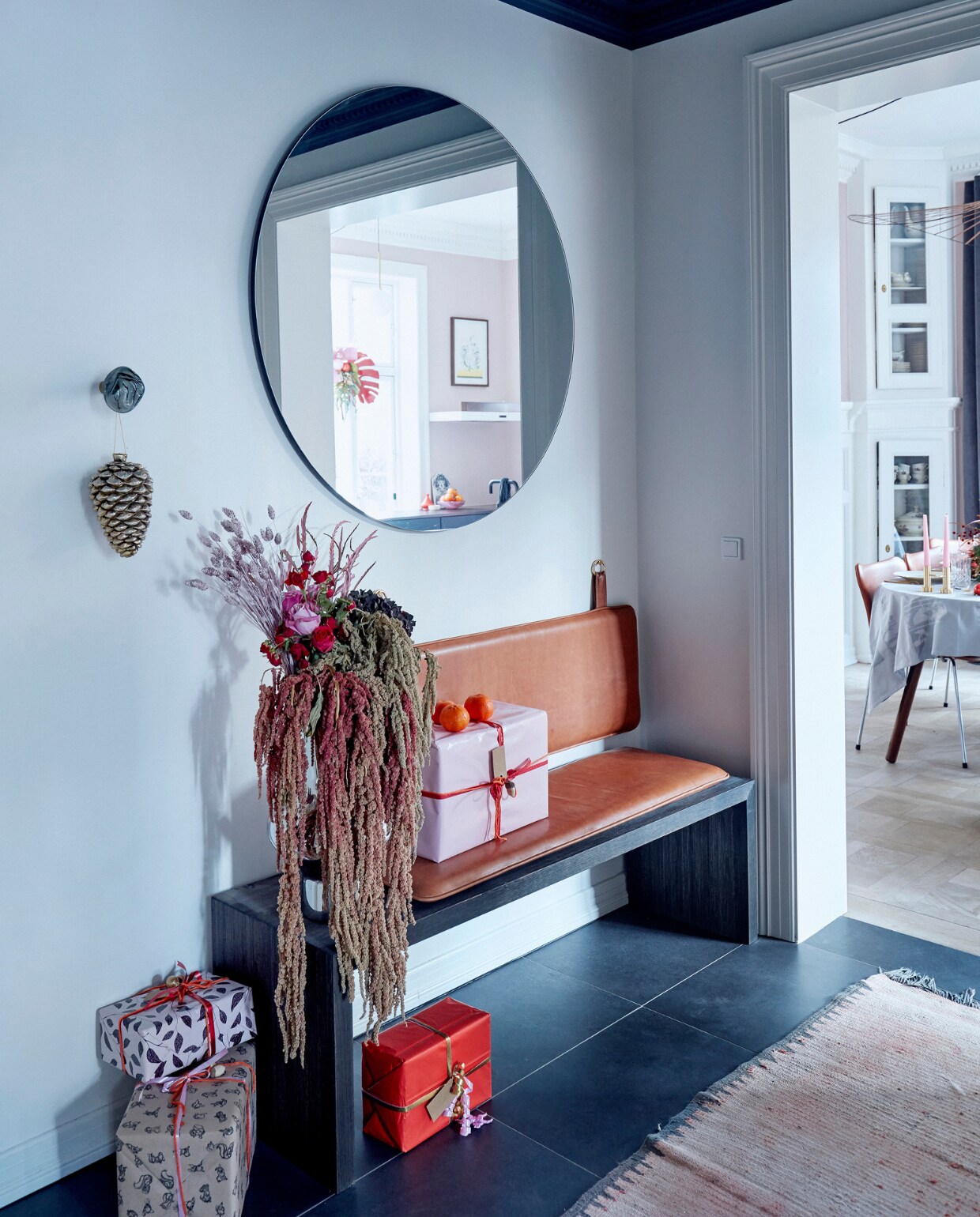 Bank via Cph. Vloerkleed uit Marrakech. Spiegel House Doctor. Goudkleurige dennenappel Hoffland. vtwonen kerstspecial 2020 | productie Living Inside | fotografie Martin Sølyst