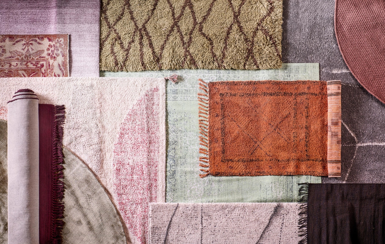 Paars laagpolig vloerkleed Arc de Sant Purple van Momo rugs, in verschillende maten verkrijgbaar, 170x240 cm (vloerkledenwinkel.nl). Vintage bruin-roze vloerkleed, 285x174 cm (rozenkelim.nl). Getuft vloerkleed met abstracte vormen van Madam Stoltz, 140x200 cm, oranje-rood getuft vloerkleed van Madam Stoltz, 70x140 cm, chocoladebruin vloerkleed Melange van Ferm Living, 60x100 cm(deens.nl). Groen vloerkleed Ravel, 250 cm (Ø), vloerkleed met franje Valence van Linie Design in kleur Plum, 300x200 cm (vtwonen.nl). Olijfgroen berber vloerkleed met bruine zigzaglijnen, 280x180 cm (hkliving.nl). Groen vloerkleed met print Khayyam Told Me Canal Grande van Jackie and the Fish, in verschillende maten (vloerkledenwinkel.nl). Grijs vloerkleed Abstract van vtwonen, 160x230 cm, wit-grijs vloerkleed Abstract van vtwonen, 160x230 cm (karwei.nl). Oudroze geweven vloerkleed Oksavan Linie Design, 170 cm (Ø) (vtwonen.nl). vtwonen 04-2022 | styling Marlies Does | fotografie Sjoerd Eickmans