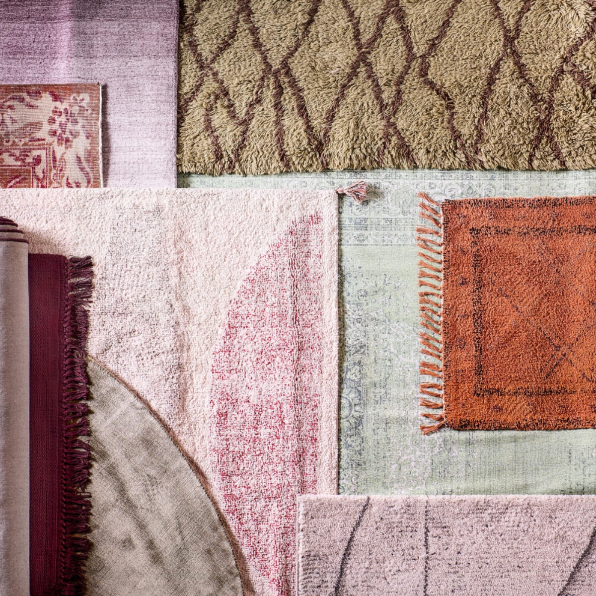 Paars laagpolig vloerkleed Arc de Sant Purple van Momo rugs, in verschillende maten verkrijgbaar, 170x240 cm (vloerkledenwinkel.nl). Vintage bruin-roze vloerkleed, 285x174 cm (rozenkelim.nl). Getuft vloerkleed met abstracte vormen van Madam Stoltz, 140x200 cm, oranje-rood getuft vloerkleed van Madam Stoltz, 70x140 cm, chocoladebruin vloerkleed Melange van Ferm Living, 60x100 cm
(deens.nl). Groen vloerkleed Ravel, 250 cm (Ø), vloerkleed met franje Valence van Linie Design in kleur Plum, 300x200 cm (vtwonen.nl). Olijfgroen berber vloerkleed met bruine zigzaglijnen, 280x180 cm (hkliving.nl). Groen vloerkleed met print Khayyam Told Me Canal Grande van Jackie and the Fish, in verschillende maten (vloerkledenwinkel.nl). Grijs vloerkleed Abstract van vtwonen, 160x230 cm, wit-grijs vloerkleed Abstract van vtwonen, 160x230 cm (karwei.nl). Oudroze geweven vloerkleed Oksa
van Linie Design, 170 cm (Ø) (vtwonen.nl). vtwonen 04-2022 | styling Marlies Does | fotografie Sjoerd Eickmans