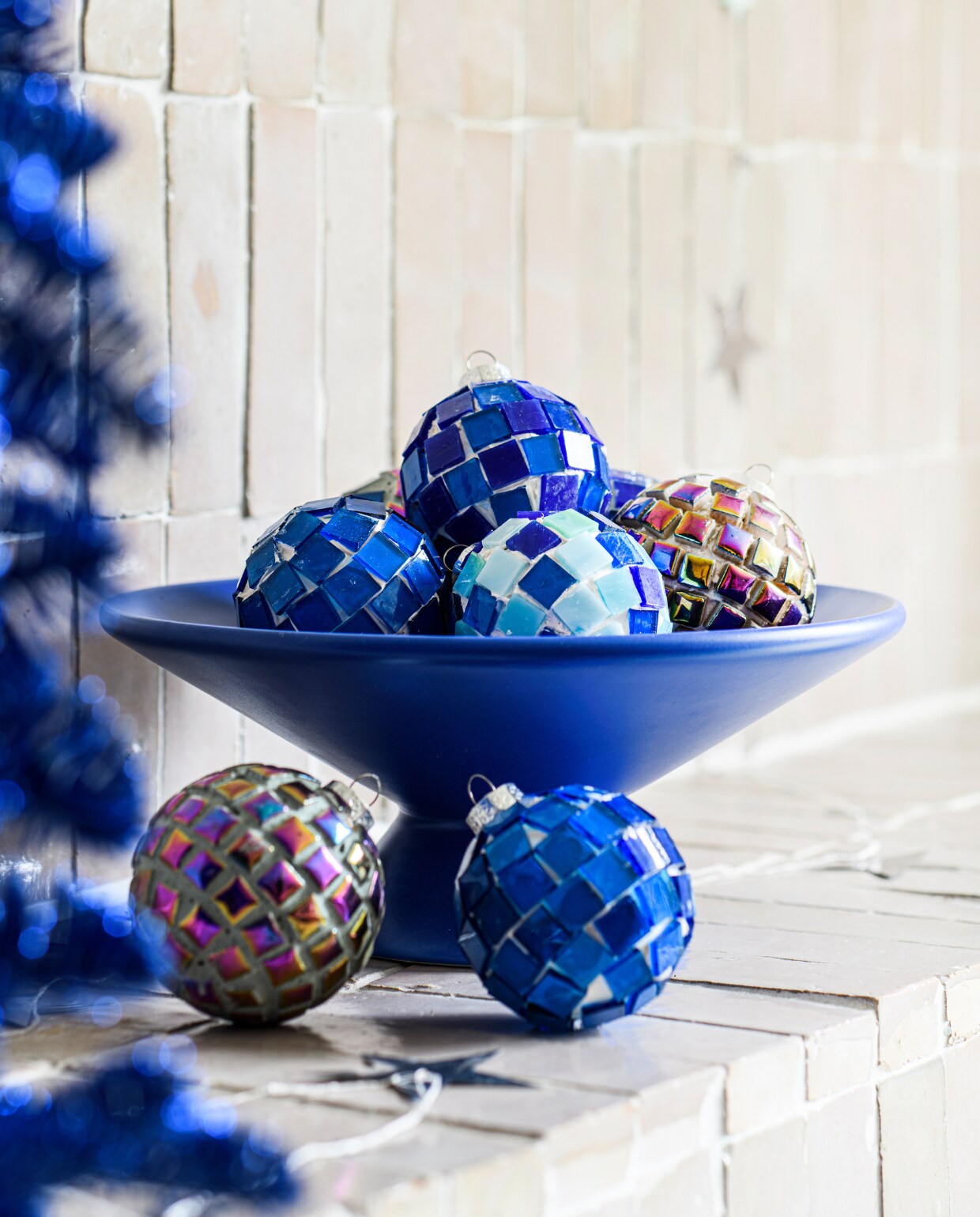 Blauwe kerstboom (kringloop). Overig privébezit. vtwonen kerstbijlage 12-2023 | styling Kelly van Gendt | fotografie Louis Lemaire