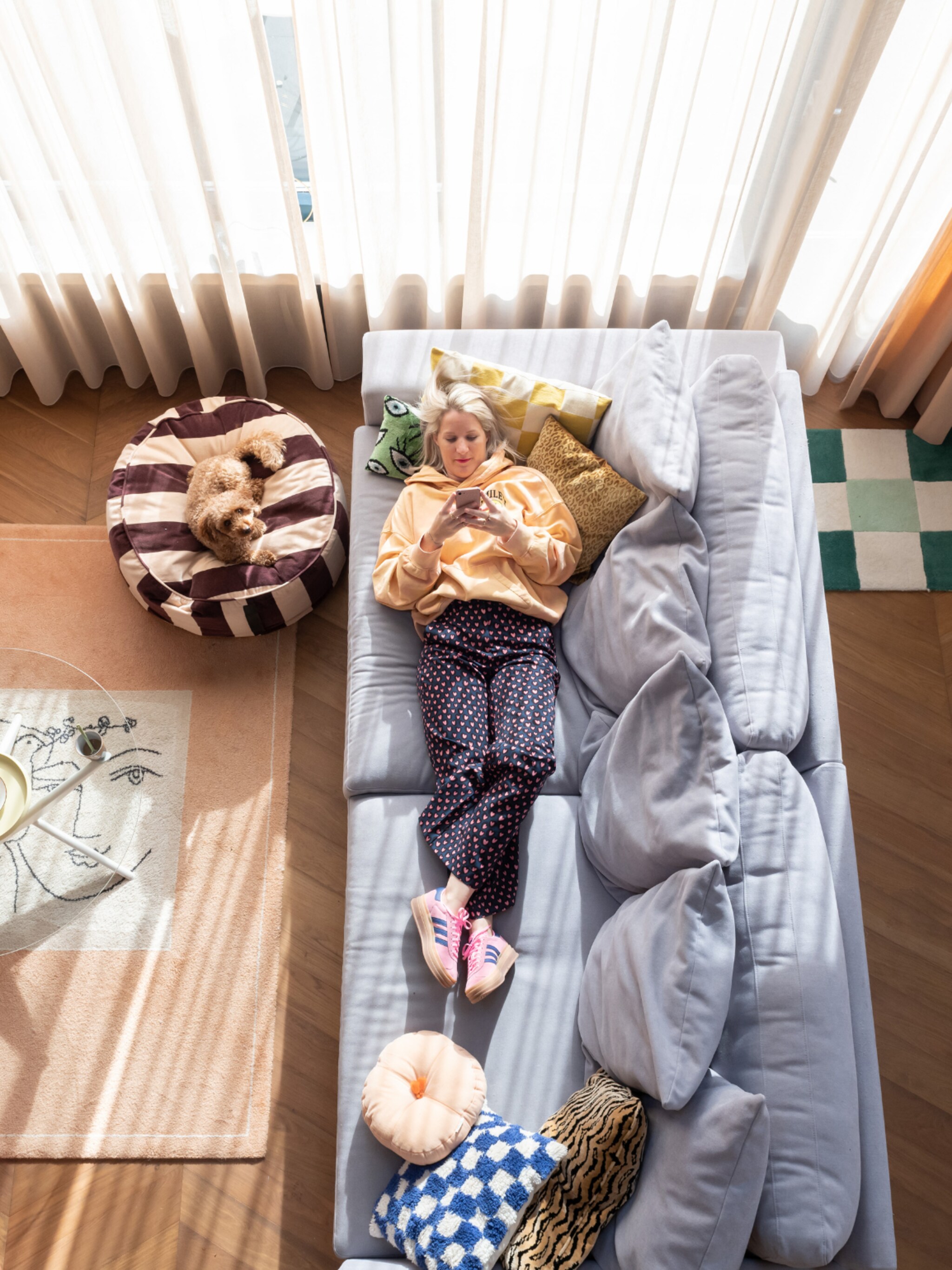 binnenkijken in kleurrijke woning van modestylist