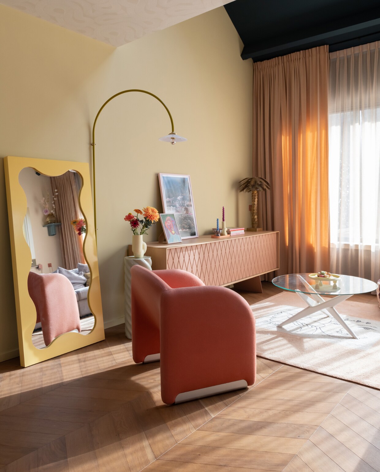 Muurverf Subtle Olive van Flexa Pure. Behang op plafond Zen van Sandberg Wallpaper. Spiegel zelf laten maken, wandlamp no.2 van Valerie Objects, gedraaide plantvoet &amp;Klevering, vaas Hay. Dressoir Eklipse van Al2, palmenlamp HKliving. Gordijnen Aan Huis Utrecht. Vloerkleed Marktplaats, salontafel Enter My Attic, fauteuil Artifort. Overig onbekend. vtwonen special binnenkijken 12-2023 | fotografie Caroline martinot