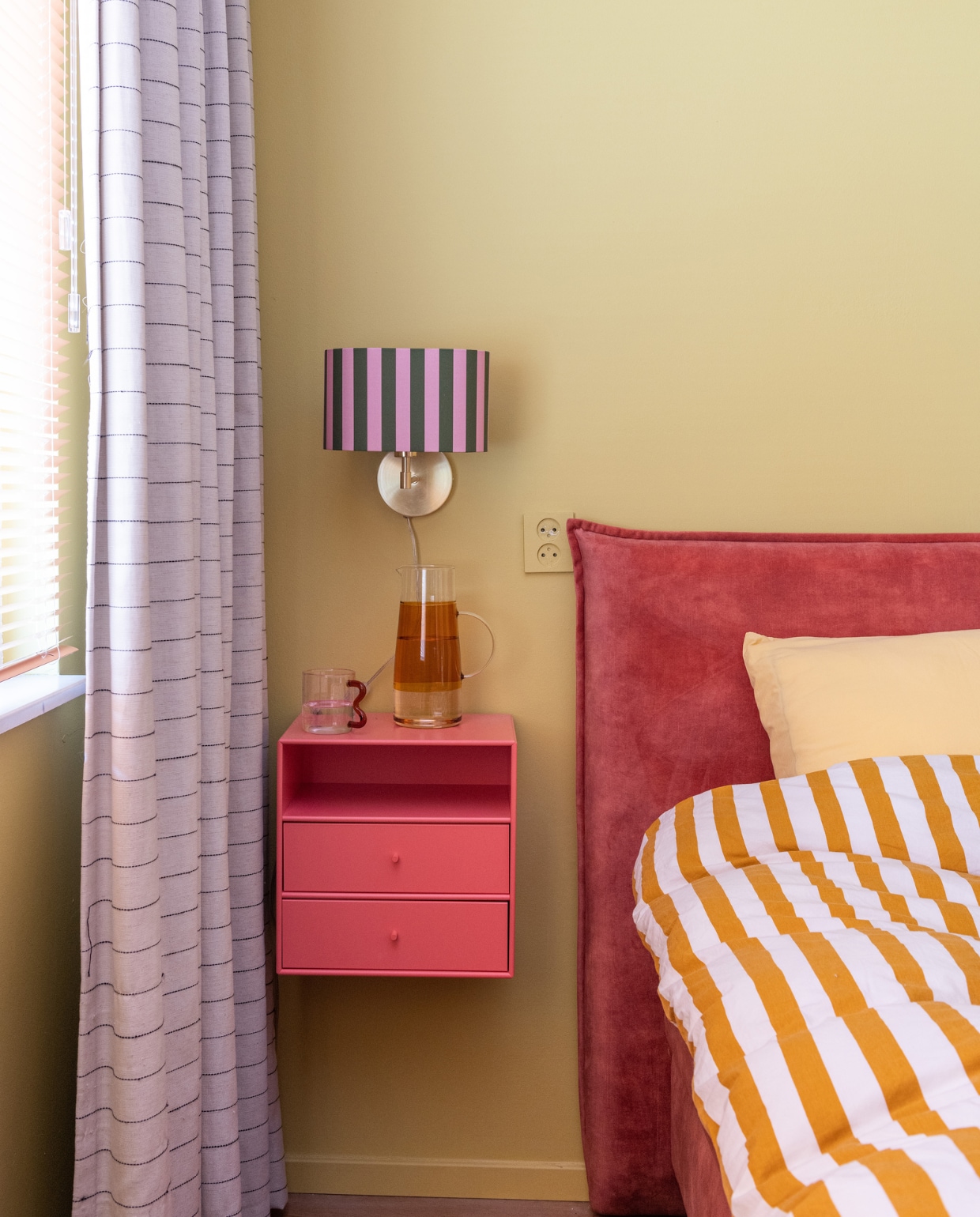 Nachtkast Montana, wandlamp- houder Jotex, lampenkap Palais. Bed Goossens Wonen & Slapen, dekbedovertrek Wehkamp, gordijn Karwei. vtwonen special binnenkijken 12-2023 | fotografie Caroline martinot