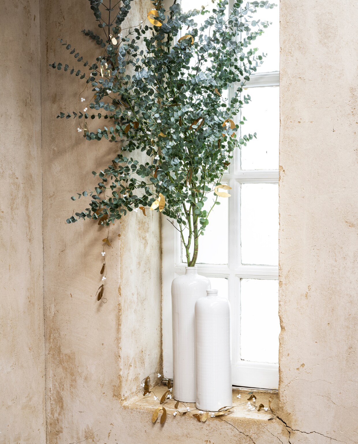 Eucalyptustak (intratuin.nl). Metalen mistletoe guirlande (weldaad.com). Overig privébezit. vtwonen 12-2021 | styling Moniek Visser | fotografie Stan Koolen
