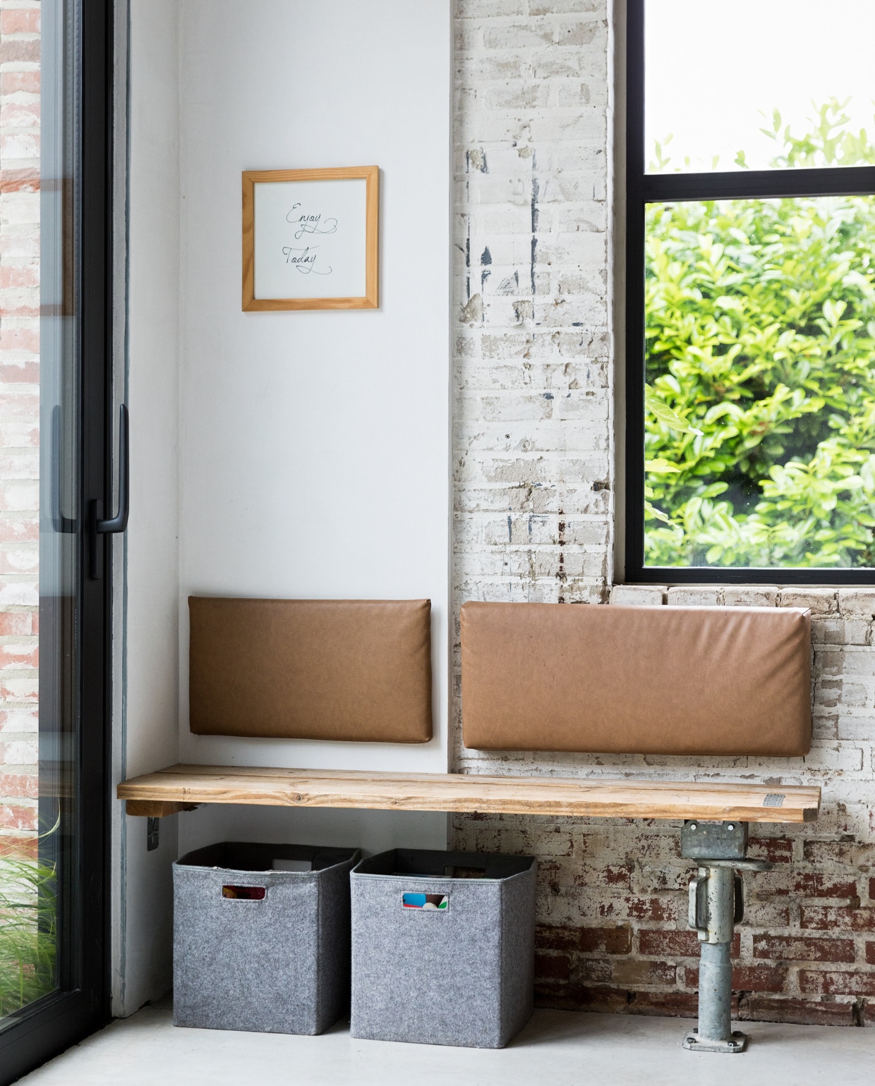 Bank zelfgemaakt van resthout fabriek, deel van een stutpaal als poot en leren kussens op maat laten maken. Vilten bakken Hema. Overig privébezit. vtwonen 01-2022 | styling Ilona Jongepier | fotografie Dana van Leeuwen