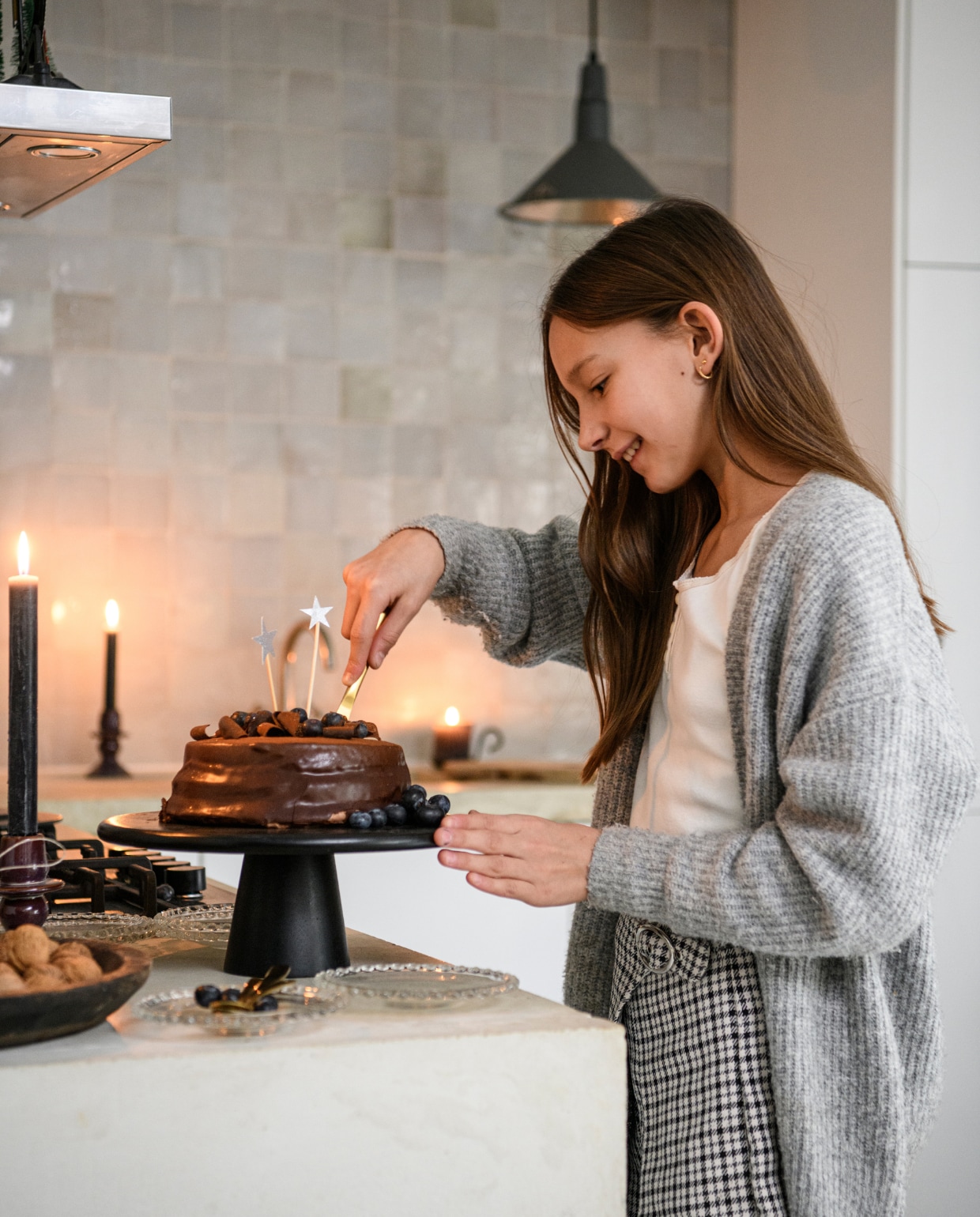 Wandtegels zelliges in Naturel van Household Hardware, keuken Ikea, frontjes Faktum, hanglampen Loods 5, schaal Raw Materials, taartschaal Fonq, schotels en glas kringloop, kaarsen Casa, kandelaars Intratuin. vtwonen 13-2023 | productie Insidehomepage | fotografie Louis Lemaire