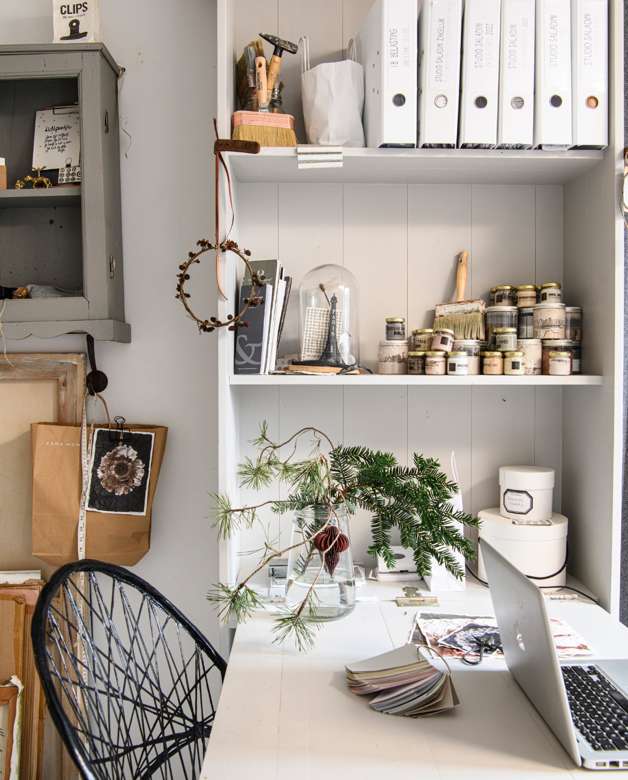 Muurkleur Ral 9003 Signaalwit, grijze wandkast kringloop, witte wandkast met uitklapbare bureauplank Combitex, ordners Hema, stolp kringloop, poten Søstrene Grene, stoel Vanessa van Household Hardware. Overig onbekend. vtwonen 13-2023 | productie Insidehomepage | fotografie Louis Lemaire