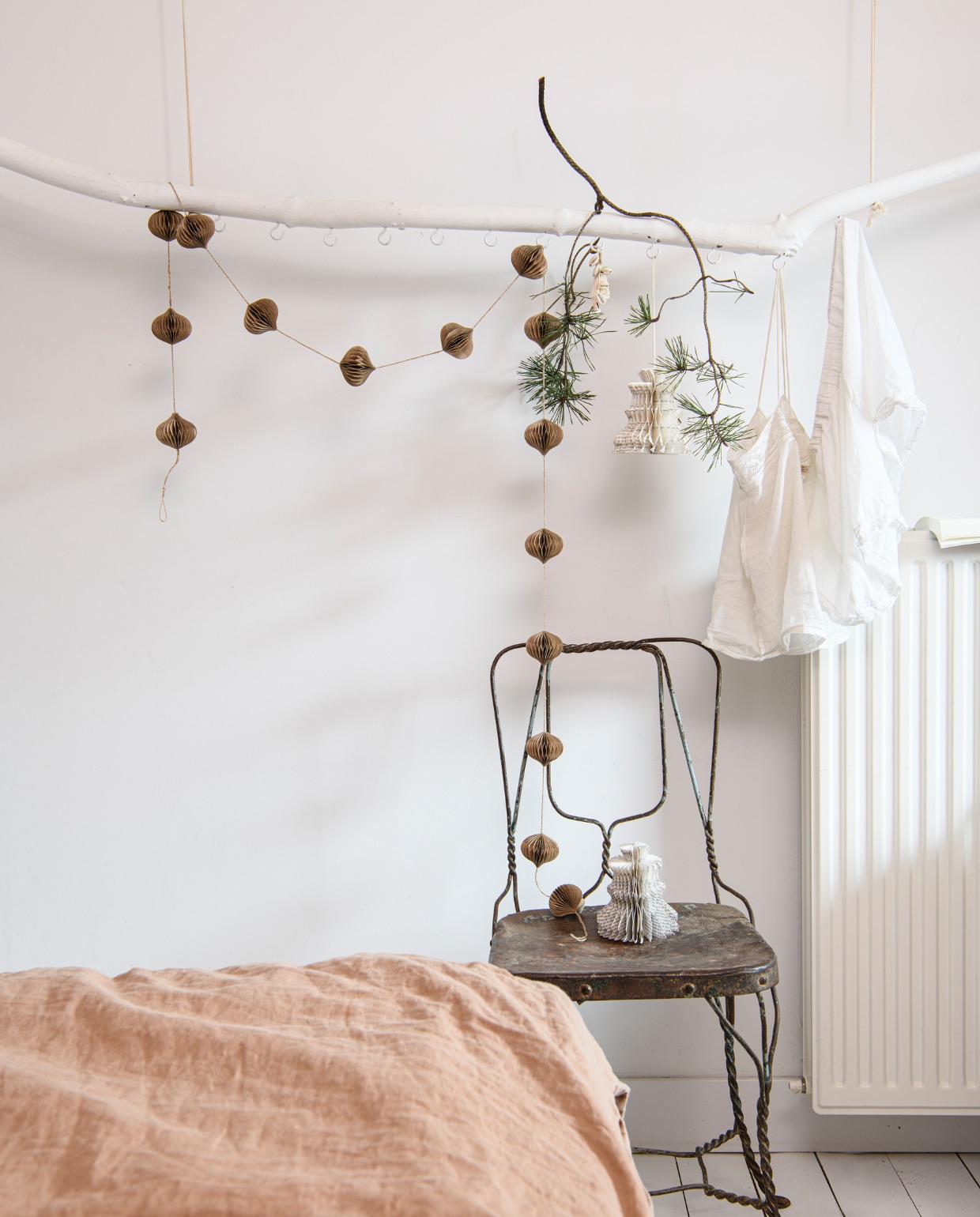 Muur- en vloerkleur Ral 9003 Signaalwit van Sikkens, stoel Raw Materials. Beddengoed en slinger H&amp;M Home. Overig onbekend. vtwonen 13-2023 | productie Insidehomepage | fotografie Louis Lemaire