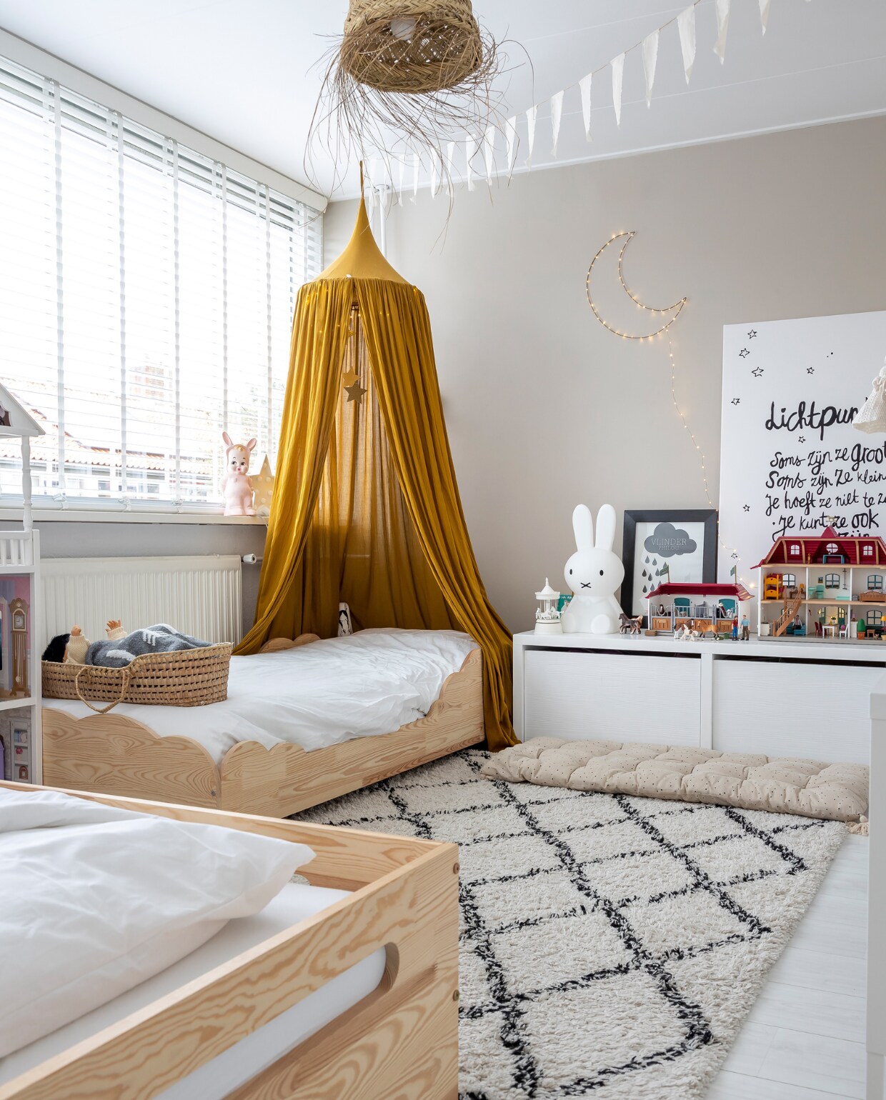 Muurverf Mushroom van Lab. Bedden Petit Puk. Hoge witte kast Ikea. Lage witte kast Bibelotte. Nijntje lamp de Bijenkorf. Vloerkleed Karwei. Matraskussen H&amp;M. Klamboe Numero74. Maan zelfgemaakt. Speelgoed Playmobil. Gouden sterrenslinger H&amp;M. Pop en reiswieg Marktplaats. Dekbedhoes Hema. Paardenspeelgoed Schleich. Vlaggetjes Sukha. Hanglamp Household Hardware. Luxaflex Veneta. Overig onbekend. vtwonen 13-2023 | fotografie Henny van Belkom