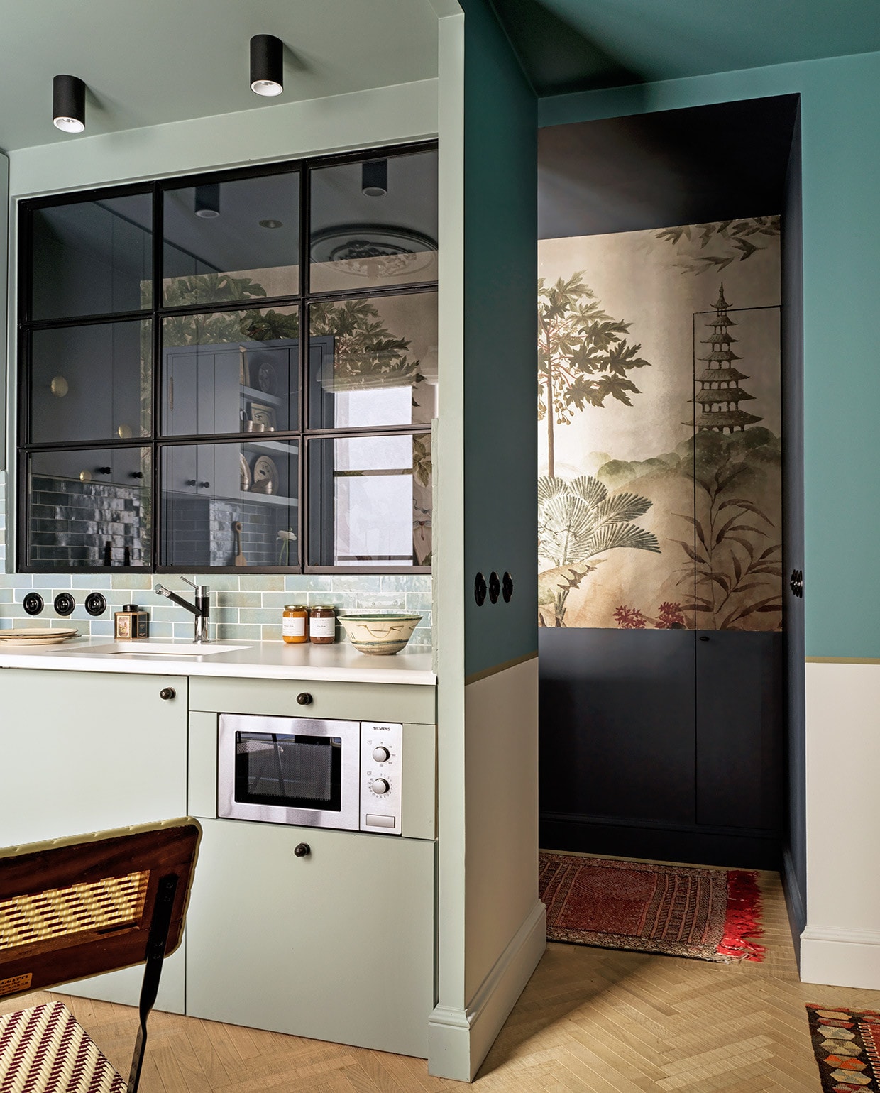 Behang Les Rives de I'Irrawaddy van Ananbô. Vloerkleed herkomst onbekend. Overig onbekend. vtwonen special tiny houses | styling Marianne Evennou | fotografie Stephan Julliard