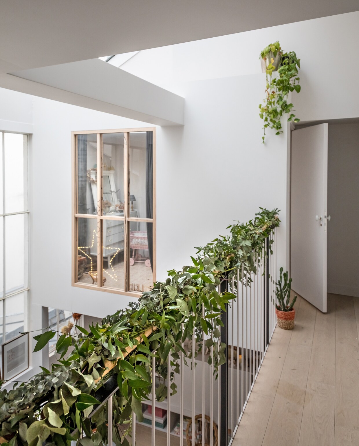 Planten en guirlande Rungis Marché International. Soortgelijke kerstster Nordic Nest. Overig onbekend. vtwonen 13-2022 | styling Marie-Maud Levron | fotografie Cécile Perrinet-Lhermitte