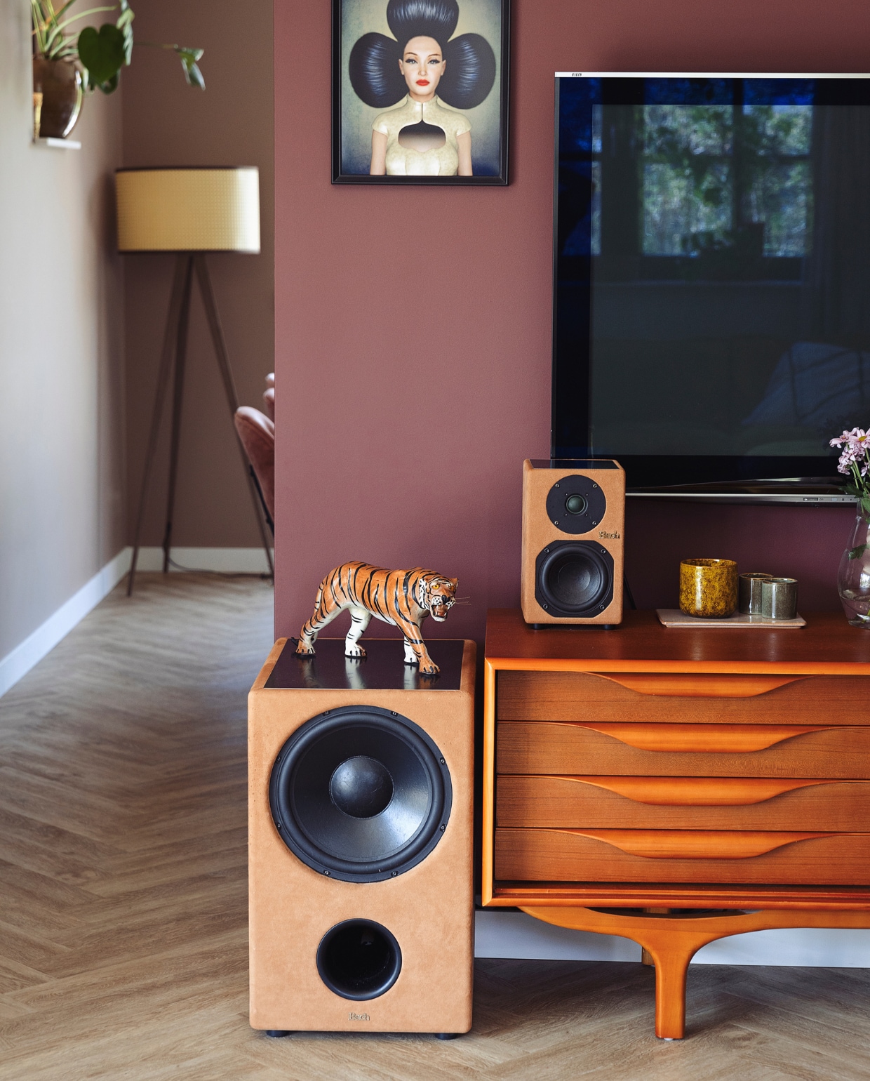 Print Werk aan de Muur. Vloerlamp HKliving. Speakers Bach Loudspeakers. Televisiemeubel Furnified. Tijger Vintage Friends. Aardewerken kaarsen HKliving en Karwei. Overig Privébezit. vtwonen 10-2021 | styling Ilona Jongepier | fotografie Dana van Leeuwen