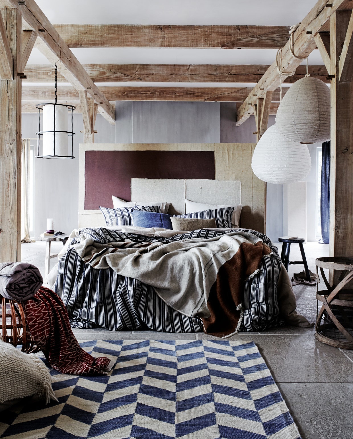 Hoofdbord (com-anders.nl). Bruine metalen hanglamp met kap, rode plaid gemaakt van stof, gordijnen gemaakt van stof Padua en stof Ralph Lauren Maritime Linen (wva.nl). Houten kruk, blauwe houten kruk, vloerkleed, wollen vloerkussen van Studio Ro Smit (brechtjeolsthoorn.nl). Gestreept linnen dekbedovertrek met bijpassende kussenslopen, effen dekbedovertrek in kleur Flax met bijpassende kussenslopen, deken van wol- en linnenmix, toilettas (libecohomestores.eu). Blauwe canvas kussens, naturel canvas kussen, naturel hanglamp (loods5.nl). Witte hanglamp (dezinkenviool.nl). Rotan poef, rode kaarsenstandaard (klevering.nl). Opgerolde linnen mat (vachtvanvilt.nl). Oude mand gemaakt van houten banden, set van 2 (pietjonker.nl). Overig privébezit. vtwonen 11-2019 | styling Danielle Verheul | fotografie Petra Steenkamer