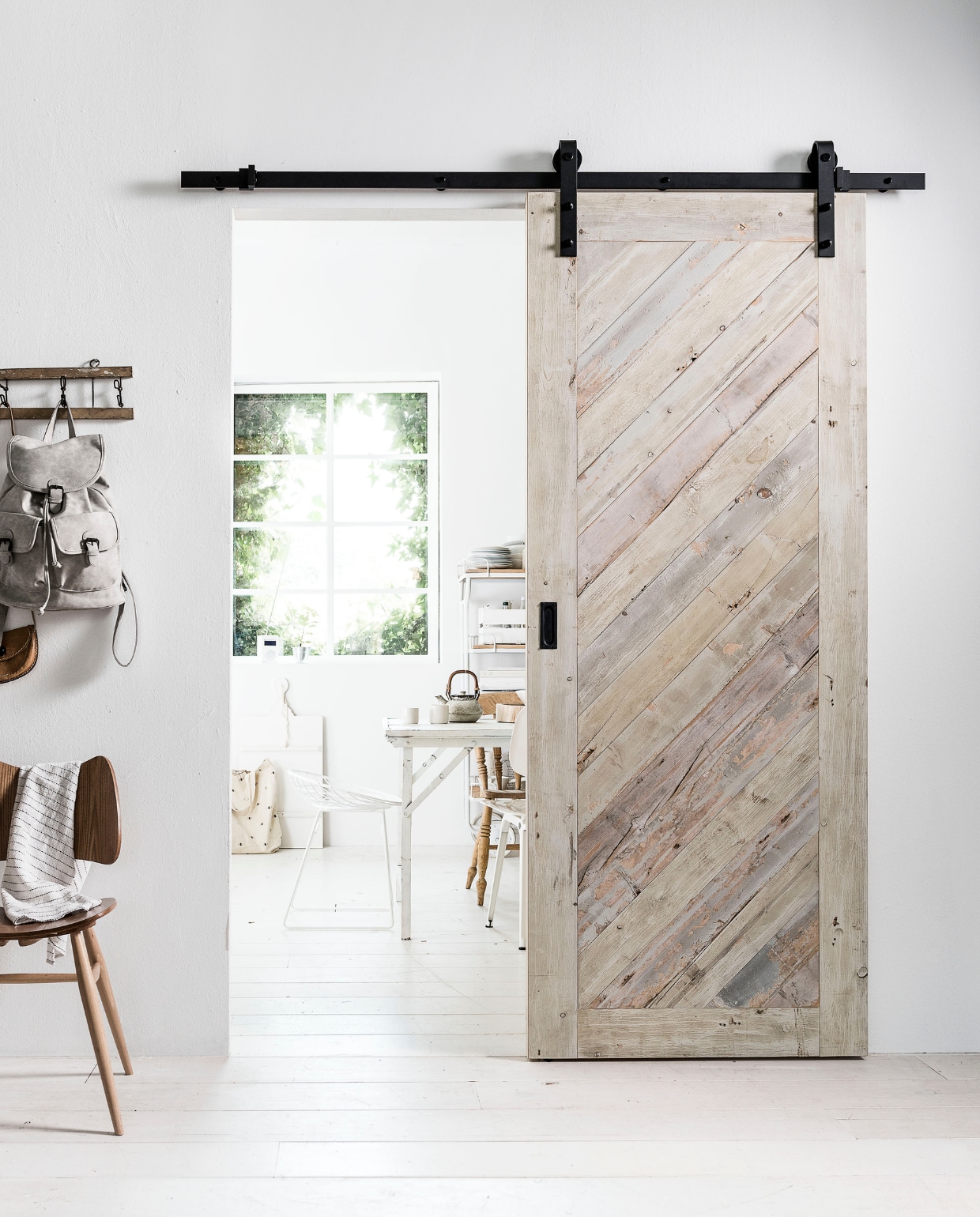 Oud hout (www.oudebouwmaterialen.nl). Kapstok, houten stoel (Burbri Antiek). Eettafel Market, trolley Industry van New Routz, schalen, rugzak van Zusss (Het Kabinet). Stoel Ercol Butterfly chair (De Machinekamer). Theedoek (Loft). Katoenen tas (Sissy-Boy). Witte draadkruk van Pastoe, theepot van Nordal (www.vtwonen.nl). Witte stoel Ahrend Revolt Chair (Neef Louis). Witte houten snijplank, kleine tas, kopjes en overige items in trolley privébezit. vtwonen 10-2017 | styling Kim van Rossenberg | fotografie Sjoerd Eickmans