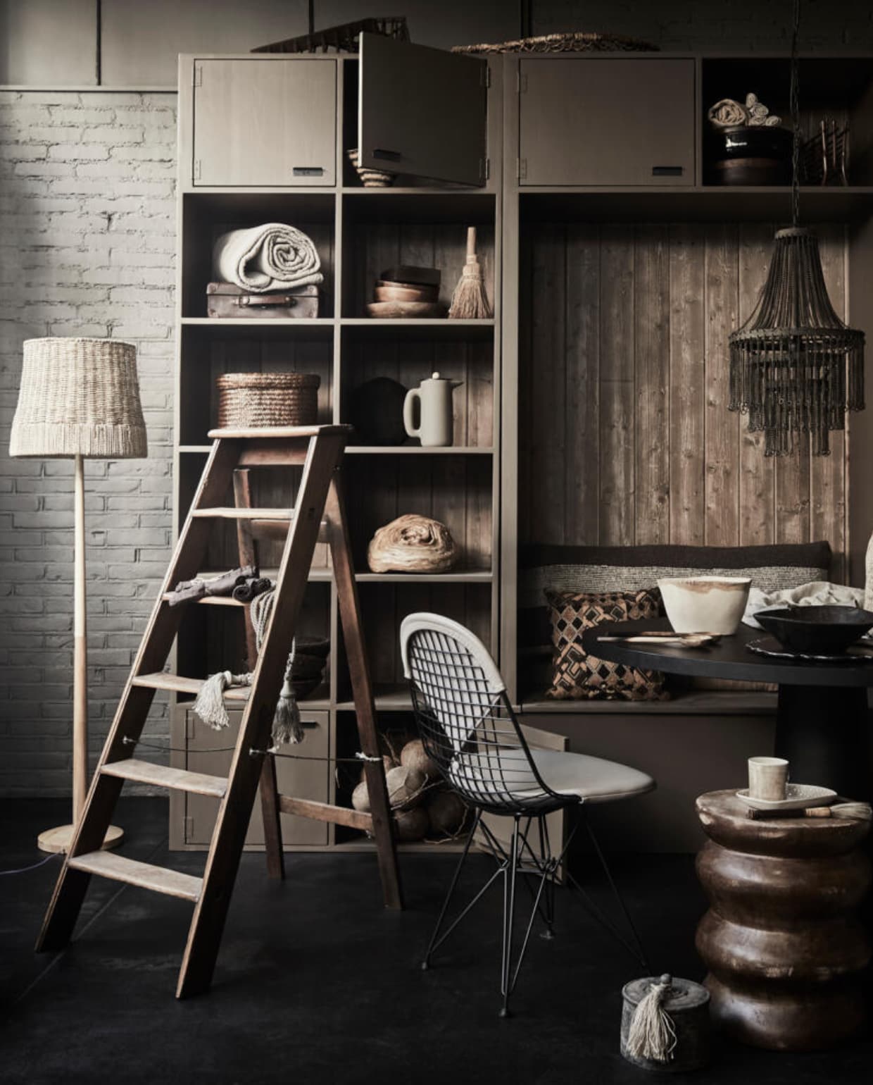Kast op maat (com-anders.nl). Houten ladder (burbri.nl). Blankhouten vloerlamp van Bloomingville, 160x40 cm (hxØ) (vtwonen.nl). Gevlochten vazen klein en groot, houten kruk, kussen met ruitprint, mok op kruk, vierkant bord op kruk, blanke houten bak op tafel, gestreept schaaltje in kast (couleurlocale.eu). DKR Wire stoel van staal en leer van Vitra, notenhouten voorraadpotten van When Objects Work, glazen voorraadpotten van When Objects Work, koffiemaker Push van Muuto (homestede.nl). Stalen hanglamp Blossom middel, potje met kwast op de grond, staande kwast in kast (hetgrachtenpand.com). Siervorm op kast, houten blok in kast  (pietjonker.nl). Bruine koffiekopjes van Serax, (maisonnl.com). Leren dienblad op tafel, houten tafel (covanderhorst.nl). Langwerpig kussen 45x110 cm (loods5.nl). Opgerolde plaid, linnen tafelkleed, lichtbruine en donkerbruine linnen servetten, set van 2, bruine gevlochten mand, slabestek, houten borden, vierkante houten bak (hm.com). Kwast (badenbaden.nl). Kwasten, kleine bruine koffer(harlequin-lisse.biz). Gevlochten mand op kast (zarahome.com). Kokosnotentros onder in kast (thewunderkammer.eu). Overig privébezit. vtwonen 13-2019 | styling Liza Wassenaar | fotografie Alexander van Berge