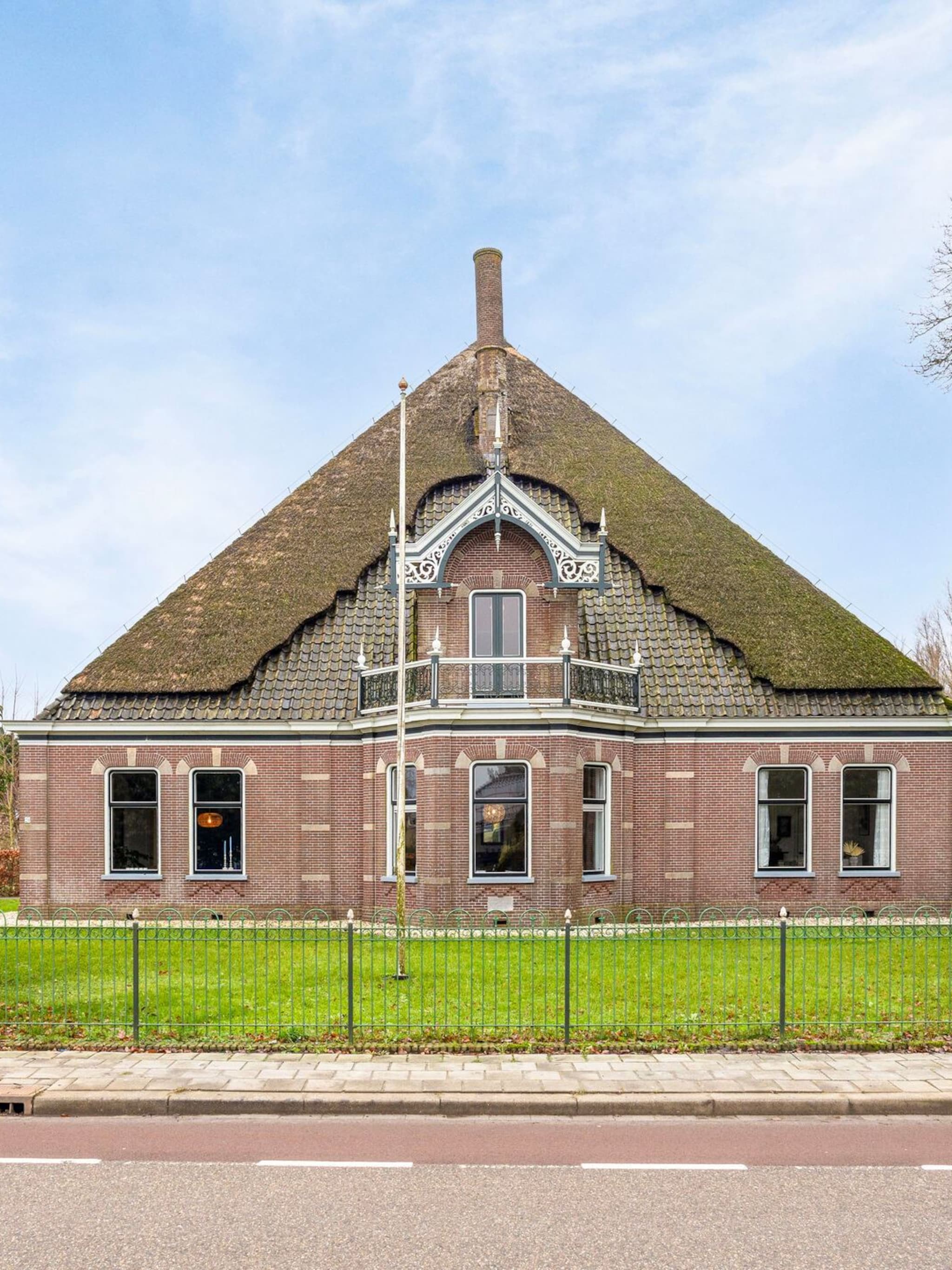 funda parel een noord hollandse stolpboerderij met opvallend interieur
