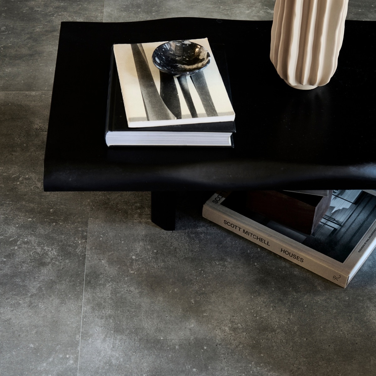 Tegels Mold Basalt, 90x90 cm, per m²  € 89,50.M.m.v. basiclabel.nl (salontafel Cali van Woood), hm.com (vaas). Overig privébezit. vtwonen 09-2023 | productie Tanja Saarberg | styling Sanne Ketelaar | fotografie Sjoerd Eickmans