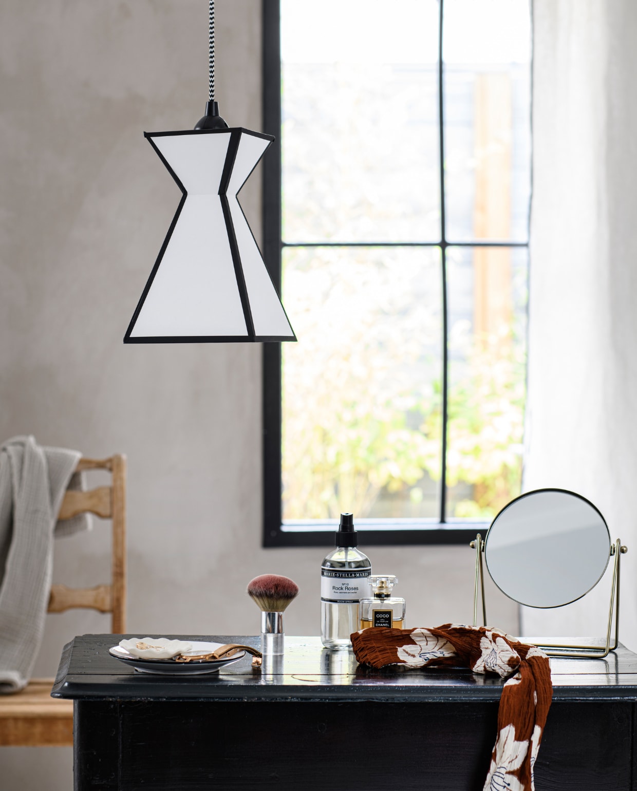 Spiegel (hm.com). Roomspray (marie-stella-maris.com). Overig privébezit. vtwonen DIY 08-2023 | productie Inside Homepage | styling Anja Bas Backer, Laura Gommans | fotografie Louis Lemaire