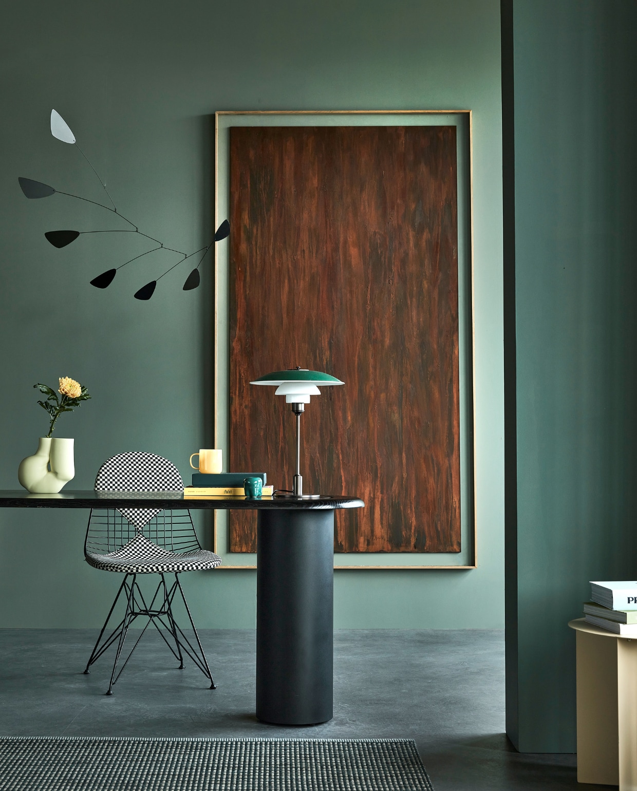 Panelen op maat gemaakt (stoffeershop.nl), bekleed met stof K5286/126 Crush Easyclean in Evergreen van Kirkby Design,breedte 140 cm, per strekkende meter (theromogroup.com). Muurverf Green Smoke No.47, per 2,5 liter (farrow-ball.com). Lampen Bloom Stripe van Warm Nordic (goeds.nl). Linnen dekbedovertrek met 2 kussenslopen in Emerald Green, 240x220 cm, katoenen dekbedovertrek met 2 kussenslopen in Pistachio, 240x220 cm (suite702.com). Plaid, 140x190 cm, geruit kussen, 45x45 cm (zarahome.com). Gestreepte kussenhoes, 40x60 cm, kandelaar, zwart-witte beker (hm.com). Ingelijst schilderij Brutalism, 60x80 cm, dressoir Cupboard, 80x40x89 cm (bxdxh), metalen bijzettafel, 40x45 cm (Øxh) (hkliving.com). Vloerkleed Square, 200x300 cm (nordicknots.com). Gele mok, set van 2, kussen met bies, 50x50 cm, zwart-witte vaas Shadow (hay.nl). Overig privébezit. vtwonen 10-2022 | styling Kim van Rossenberg | fotografie Peggy Janssen