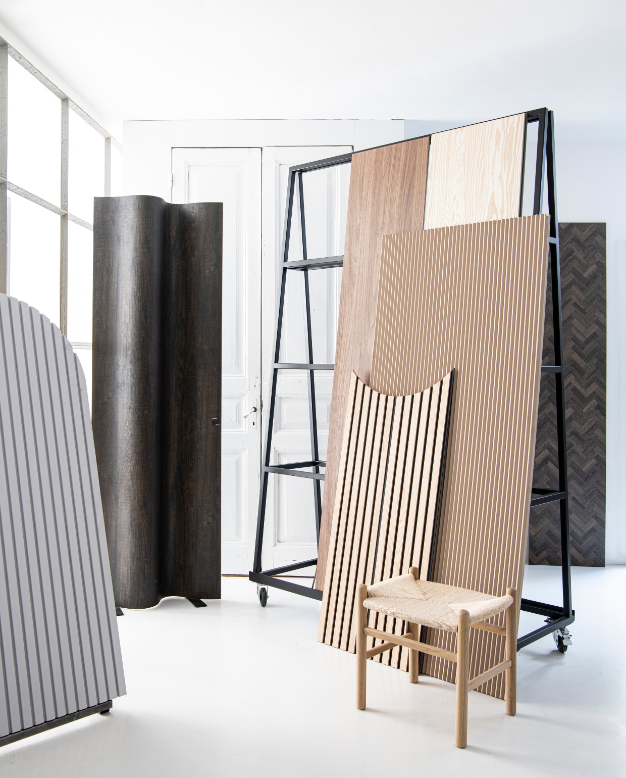 Decorspaanplaat Cleaf LS40 Poro Noce en Cleaf S083 Millenium, 2800x2050x18 mm (DecoLegno VIA gespecialiseerde interieurbouwers). Decorspaanplaat STYQX in kleur Trout van Farrow & Ball, 200x25x2 cm (lxhxb) (STYQX via kroonlijsten-elementen.nl). 3D-wandpaneel W1111 Bar uit de collectie Purertouch 3D Wall Panels, in kleur basiswit Smoked Trout no. 60 Liberty x Archive Colours (Farrow & Ball). Kamerscherm eikenhout, Cleaf HPL plaatmateriaal S071 Sherwood, 2800x2050x18 mm (DecoLegno VIA gespecialiseerde interieurbouwers). Plaat, 200x25x2 cm (lxhxb) (STYQX via kroonlijsten-elementen.nl). Kruk Gomez, licht hout met wit, 48,5x51,0x40,5 cm (Loods 5 Goods). Paneel HPL Specials visgraat eiken bruin, 2440x1220x1 mm (DecoLegno via gespecialiseerde interieurbouwers). vtverbouwen vloer & wand 2 2022 | productie & styling Studio Marit Saladini |  fotografie Louis Lemaire