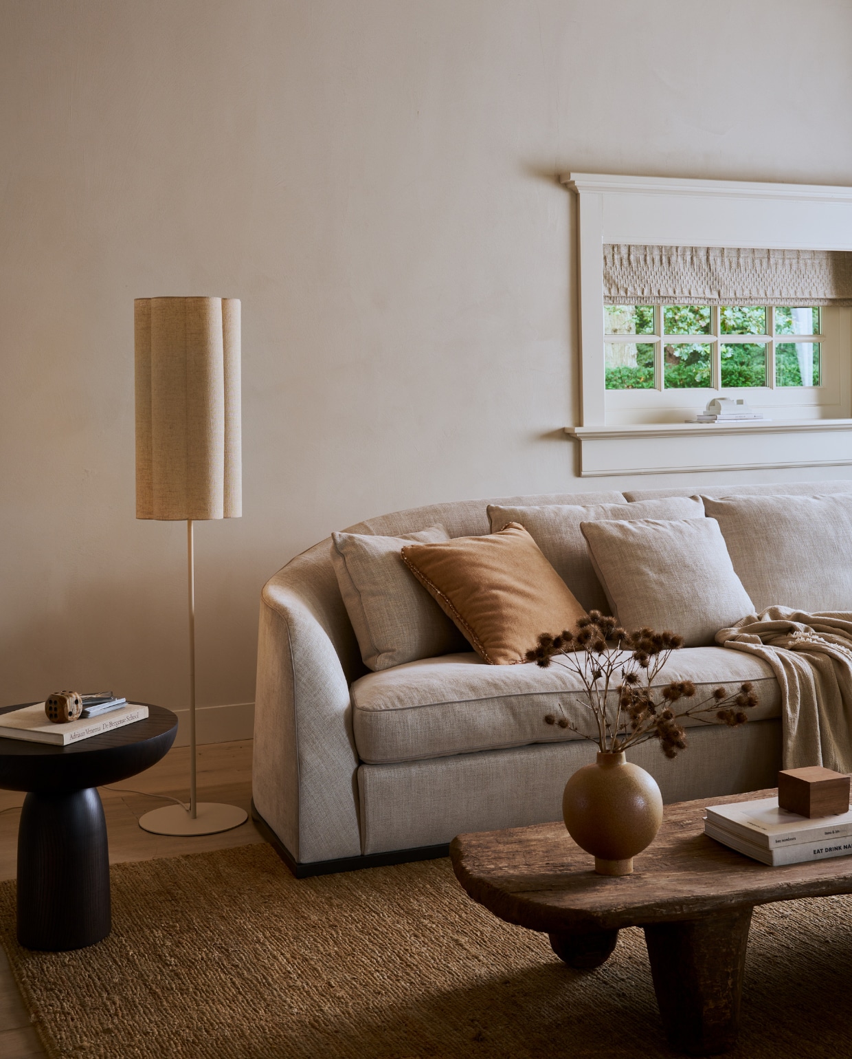 Stoffen vloerlamp Fringe van vtwonen in naturel, 30x165 cm (Øxh) € 154,50. Ook verkrijgbaar als tafel- en wandlamp (als wandlamp ook in metaal), vanaf € 47,50 (basiclabel.nl) M.m.v. edha-interieur.nl (bijzettafel, bruin kussen), zarahome.com (plaid), couleurlocale.eu (salontafel), urbannatureculture.com (vaas). Overig privébezit. productie Tanja Saarberg | styling Cleo Scheulderman | fotografie Jeroen van der Spek