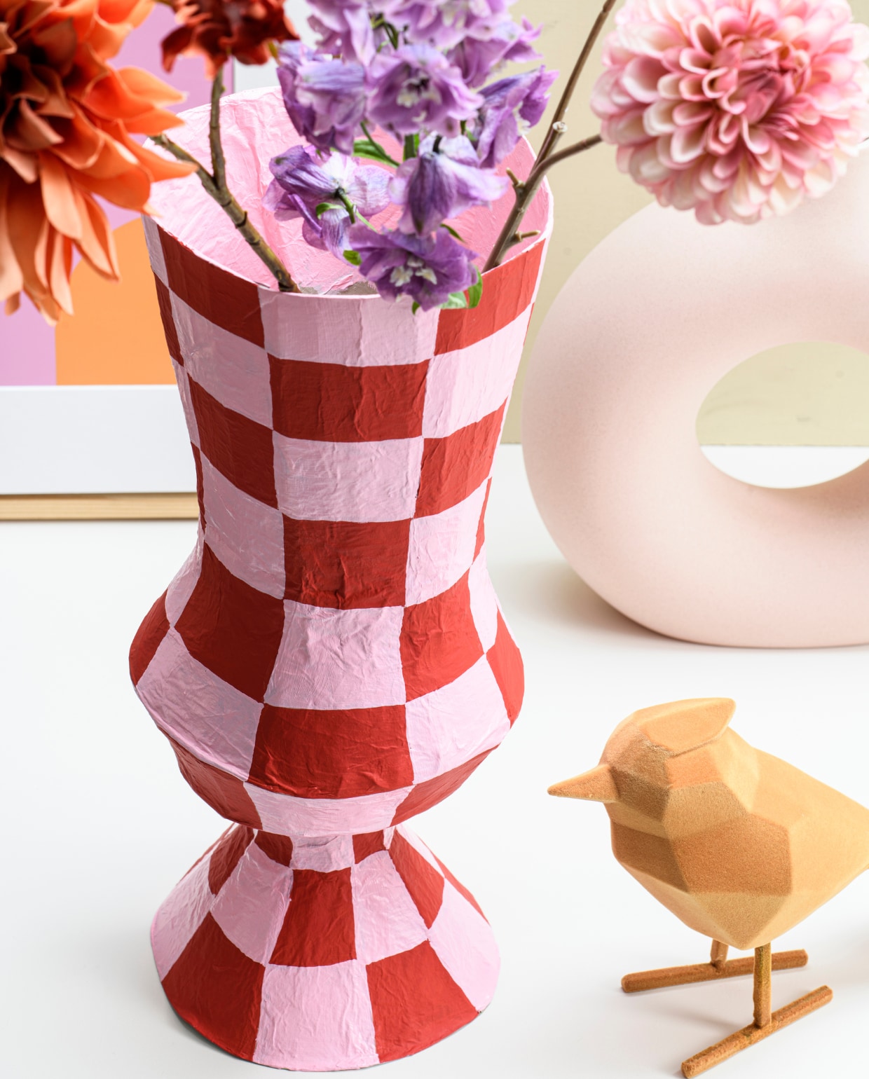 Vaas | Ronde vaas (hm.com). Velours vogel (presenttime.com). Print aan muur (loods5.nl). vtwonen special DIY 7 | productie INSIDEHOMEPAGE | styling Anja Bas Backer, Laura Gommans | fotografie Louis Lemaire