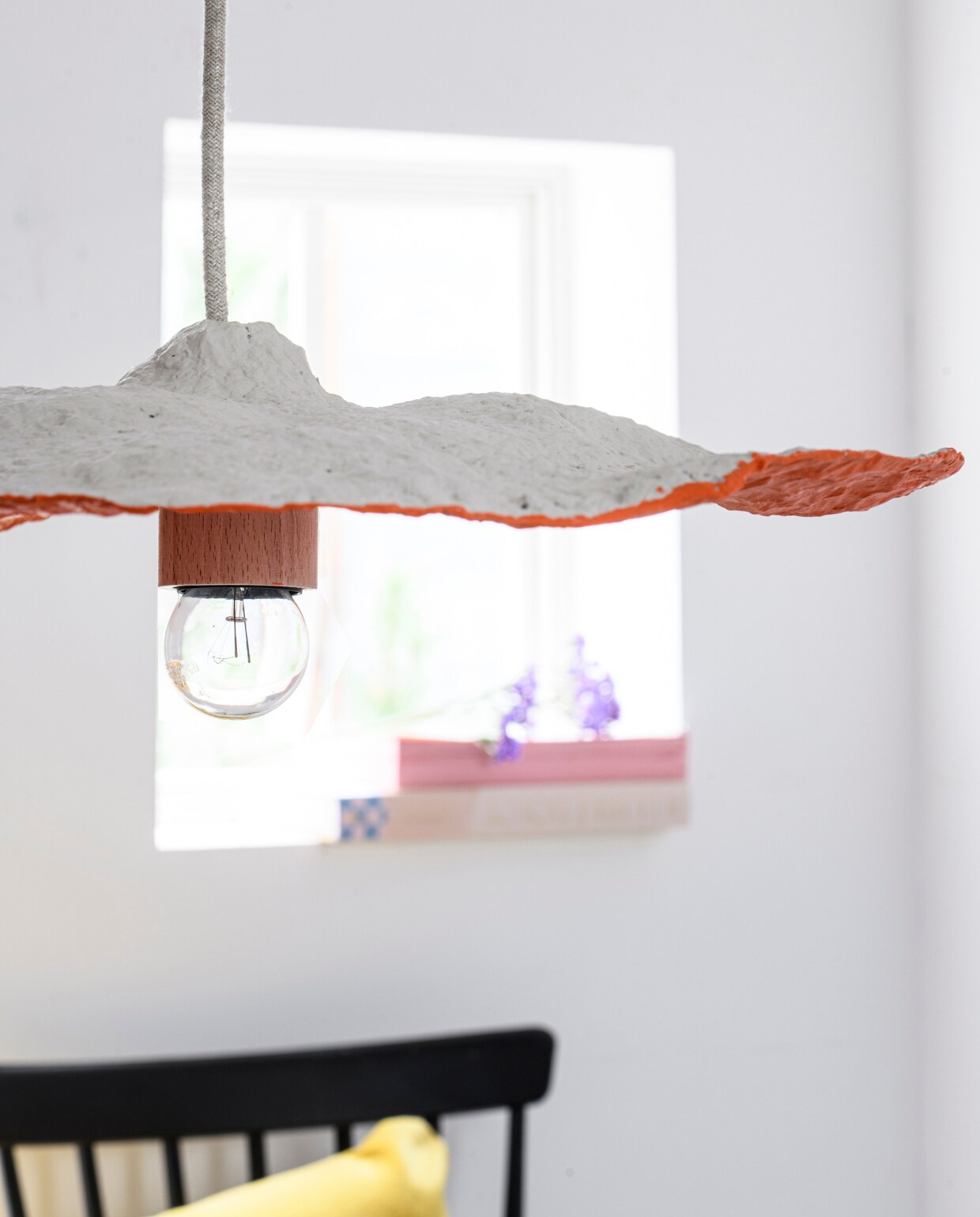 Hanglamp | Tafelkleed, servet, vaas (tablejoy.nl). Etagère (fonq.nl). Overig privébezit. vtwonen special DIY 7 | productie INSIDEHOMEPAGE | styling Anja Bas Backer, Laura Gommans | fotografie Louis Lemaire