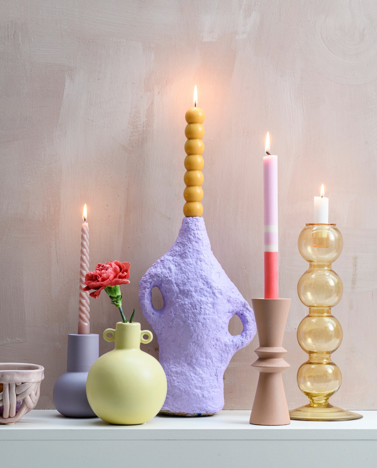 Kandelaar | Keramieken mand (debijenkorf.nl). Lila kandelaar, bruine kandelaar (kwantum.nl). Gele vaas, glazen kandelaar (tablejoy.nl). Overig privébezit. vtwonen special DIY 7 | productie INSIDEHOMEPAGE | styling Anja Bas Backer, Laura Gommans | fotografie Louis Lemaire
