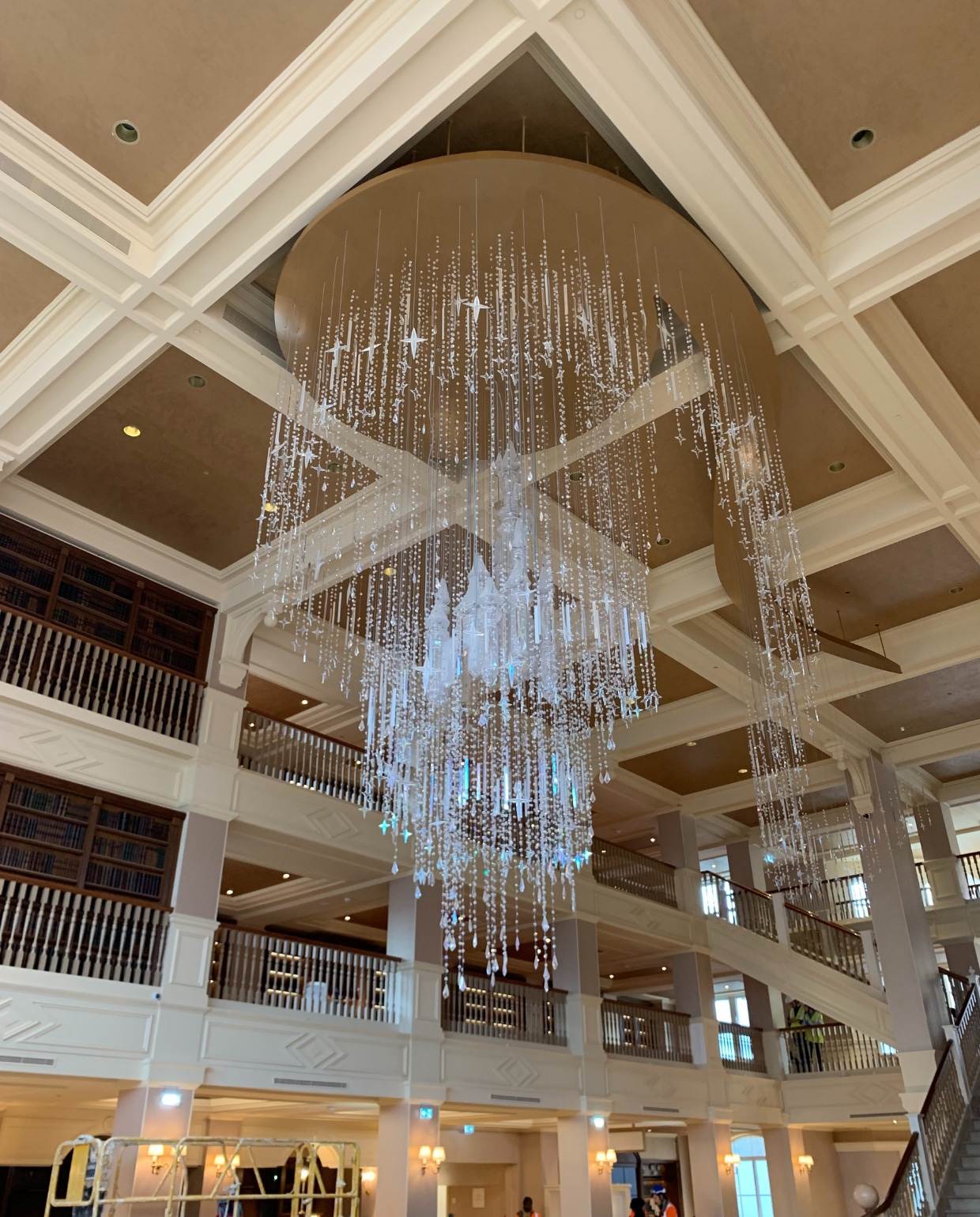Kroonluchter in het Disney hotel vtwonen | fotografie Marleen Huurman