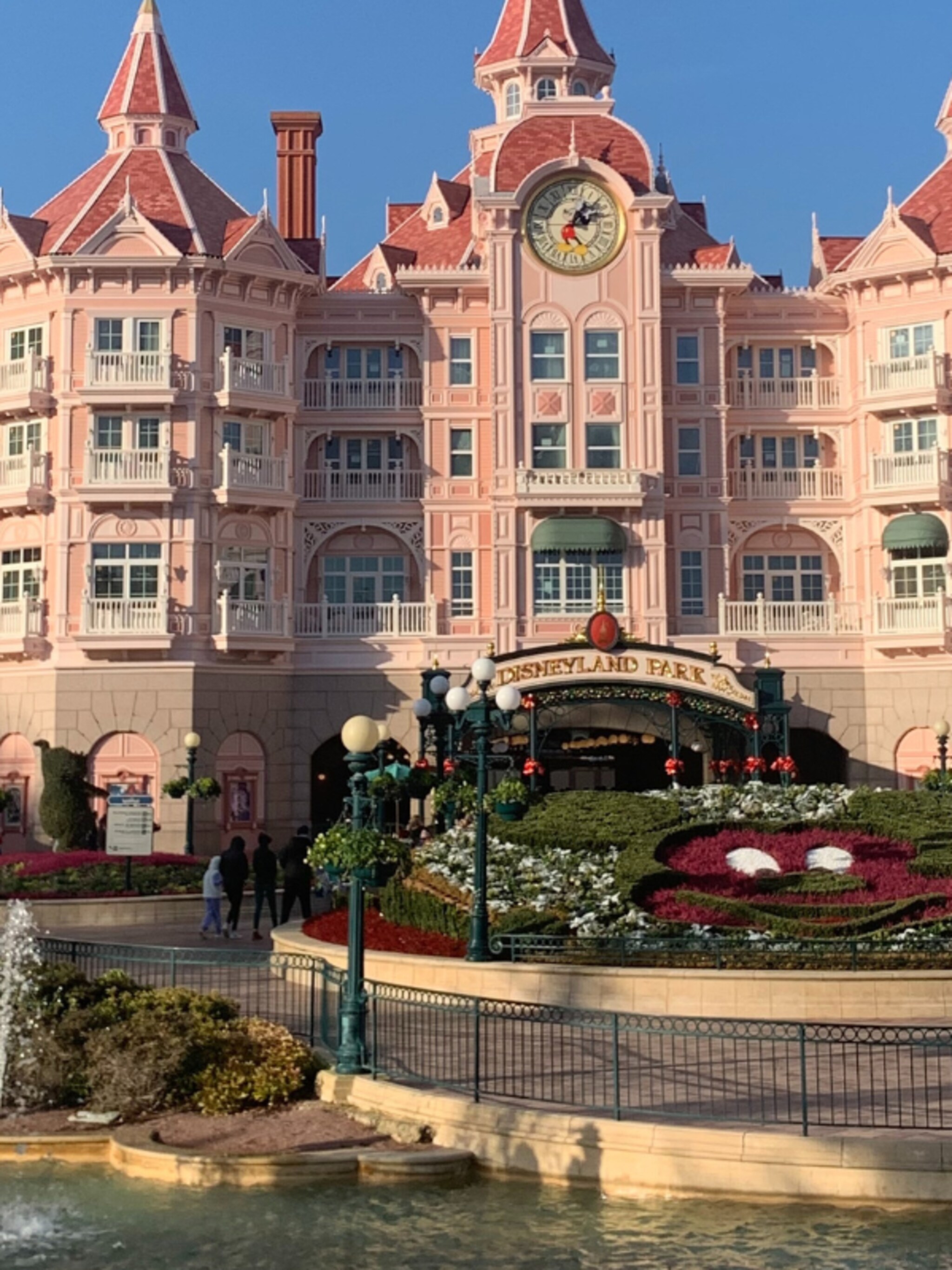 het vernieuwde disneyland hotel opent bijna en vtwonen mocht alvast binnenkijken