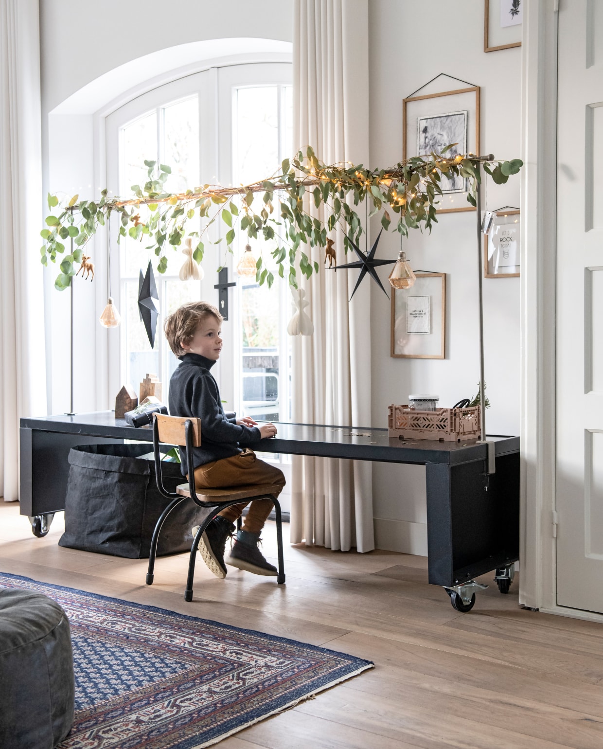 De lange sidetable op wielen is gemaakt door Robuust Maatwerk. Opbergdoos Something New Store, opbergtas van Uashmama, vintage stoel gekocht bij Bestwelhip. Lijsten met rubberen ophanglint van Moebe. Het vloerkleed is tweedehands gekocht op Marktplaats, hanglampen van Intratuin. vtwonen 12-2019 | styling Babs Dols | fotografie Louis Lemaire | productie insidehomepage