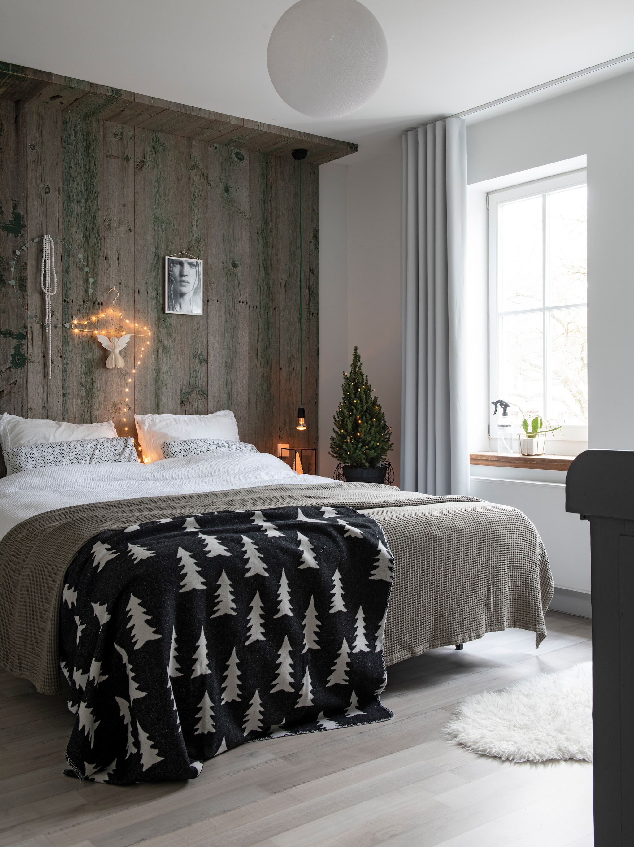 Het bed en beddengoed zijn van Aubel Coenen. Kerstplaid van Intratuin. Lichtslinger Cotton Ball Lights, hanglampje van Snoerboer. Op de vloer ligt laminaat. Vloerkleed Ikea. vtwonen 12-2019 | styling Babs Dols | fotografie Louis Lemaire | productie insidehomepage