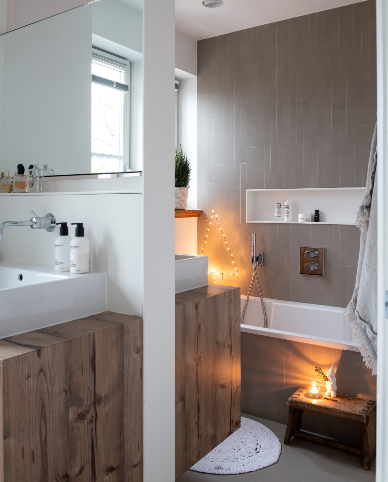 Het badkamermeubel is gemaakt door Robuust Maatwerk, net als de nis, een stalen bak, waterdicht gecoat. De muur en het bad zijn afgewerkt met smalle tegels van Kerlite. Wasbak van Duravit, kraan van Grohe. Oude kruk van de rommelmarkt. vtwonen 12-2019 | styling Babs Dols | fotografie Louis Lemaire | productie insidehomepage