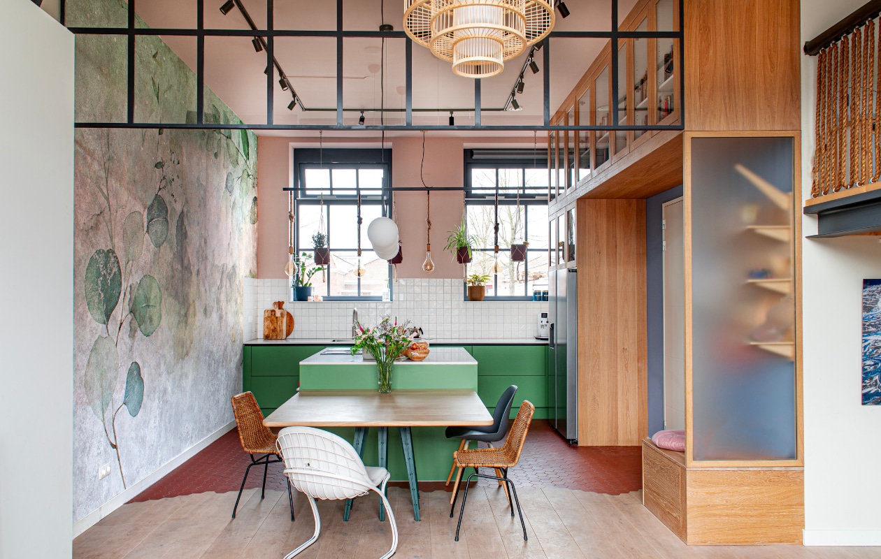 Muurverf 7119-R75B van Histor. Houten vloer Double Alaska White.  Baksteenstrips Bonte. Trapkast op maat gemaakt door Studio Jasper. Bank Loki van Studio Mik. Witte hanglampen Audo Copenhagen, bamboe hanglampen Lena van Orientique, vloerlamp Kwantum. vtwonen special binnenkijken 121-2023 | productie De Binnenkijkers | styling Jeske Weel | fotografie Caroline Coehorst