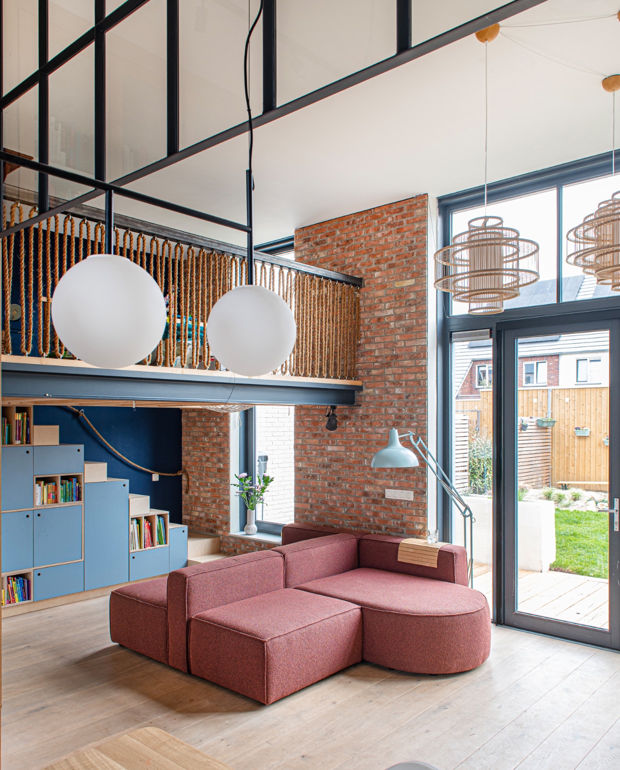 Muurverf 7119-R75B van Histor. Houten vloer Double Alaska White.  Baksteenstrips Bonte. Trapkast op maat gemaakt door Studio Jasper. Bank Loki van Studio Mik. Witte hanglampen Audo Copenhagen, bamboe hanglampen Lena van Orientique, vloerlamp Kwantum. vtwonen special binnenkijken 121-2023 | productie De Binnenkijkers | styling Jeske Weel | fotografie Caroline Coehorst