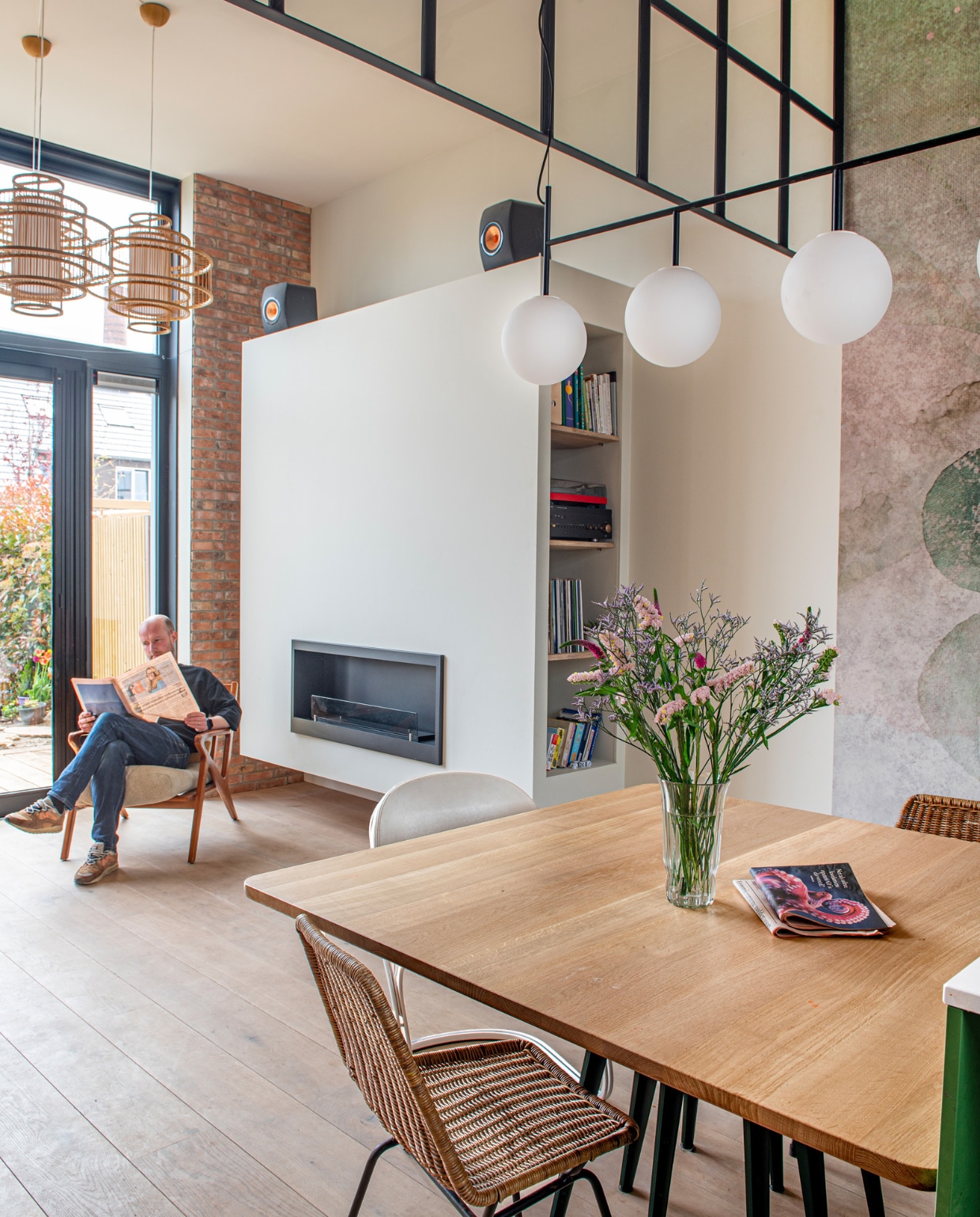 Muurverf Casa Blanca van Pure & Original, pui in Ral 7024 van Sikkens. Stoel Sissy-Boy. Bamboe hanglampen Lena van Orientique. Gashaard op bio-ethanol Infire Inside. Kastplanken Hout-handel Hard- en Zachthout.Luidsprekers LS50 Meta van Kef. Baksteenstrips Bonte. Overig onbekend. vtwonen special binnenkijken 121-2023 | productie De Binnenkijkers | styling Jeske Weel | fotografie Caroline Coehorst