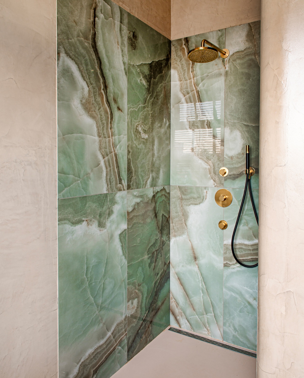 Douche Cobber-serie van Hotbath, marmeren tegels Meester Smeets. vtwonen special binnenkijken 121-2023 | productie De Binnenkijkers | styling Jeske Weel | fotografie Caroline Coehorst