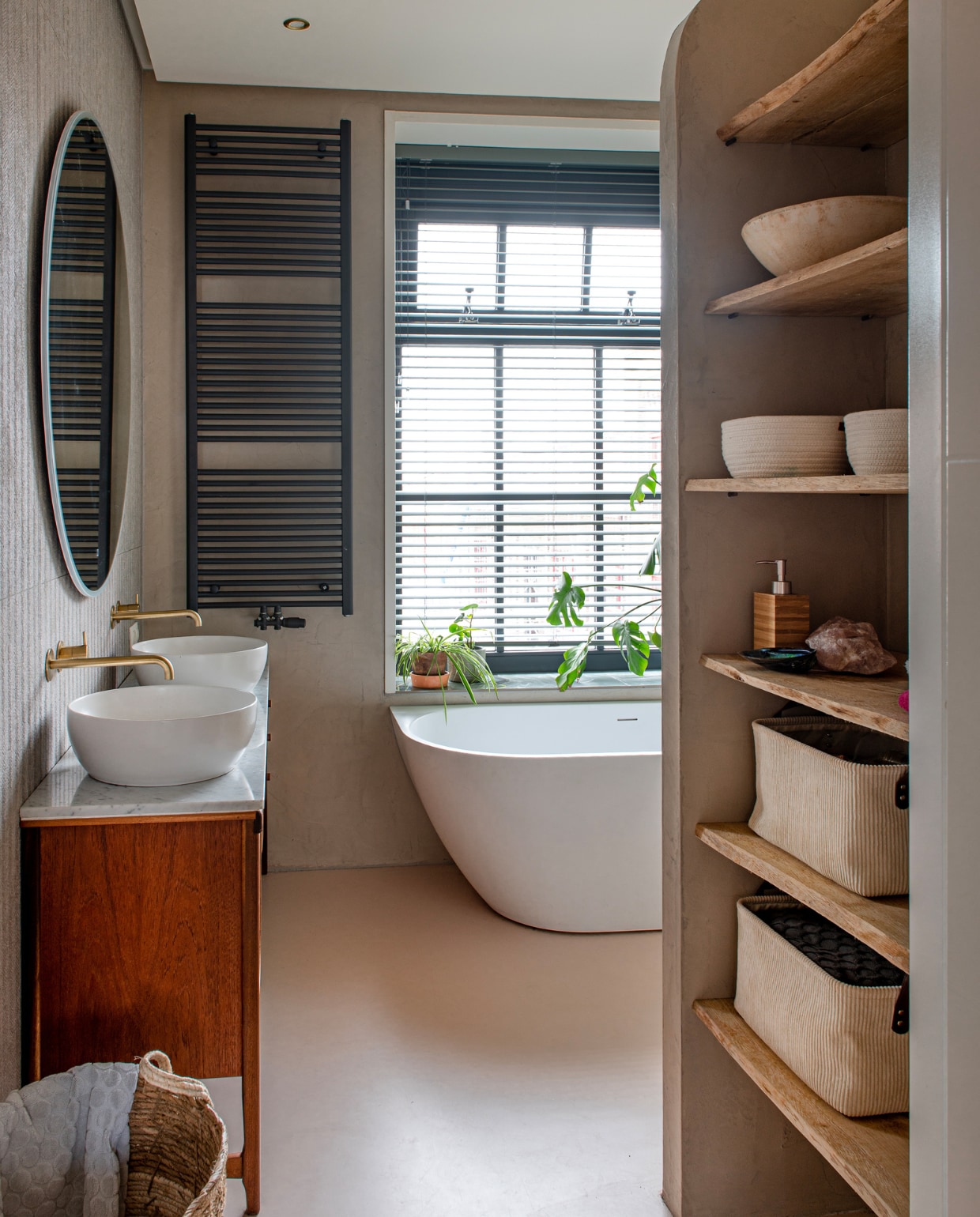 Gietvloer The Liquid Collection. Badkamer-meubel met marmeren blad vintage, wasbakken Sixty Fruits, spiegel Giro van Bellanti, kranen Cobber-serie van Hotbath. Bad Alesso. Tegels Meester Smeets. Planken Houthandel Hard- en Zachthout, manden Xenos. Radiator Sofia van Guido Gusto. Overig onbekend. vtwonen special binnenkijken 121-2023 | productie De Binnenkijkers | styling Jeske Weel | fotografie Caroline Coehorst