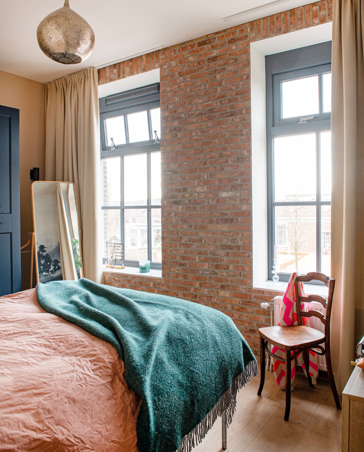 Baksteenstrips Bonte. Houten vloer Double Alaska White. Gordijnen Gorvita. Hanglamp Loaf van Zenza Home. Spiegel Ikornnes van Ikea. Wollen plaid Silkeborg Uldspinderi. Stoel erfstuk. Overig onbekend. vtwonen special binnenkijken 121-2023 | productie De Binnenkijkers | styling Jeske Weel | fotografie Caroline Coehorst