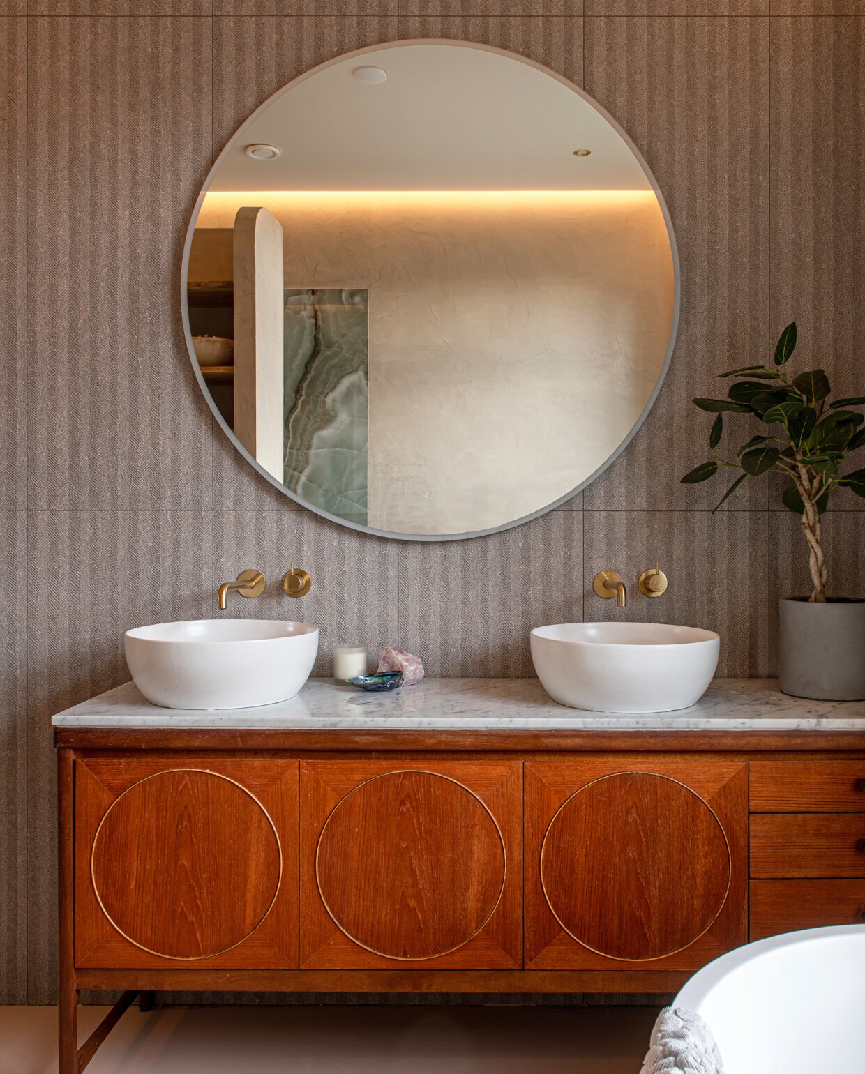 Badkamermeubel met marmeren blad vintage, wasbakken Sixty Fruits, spiegel Giro van Bellanti, kranen Cobber-serie van Hotbath. Overig onbekend. vtwonen special binnenkijken 121-2023 | productie De Binnenkijkers | styling Jeske Weel | fotografie Caroline Coehorst