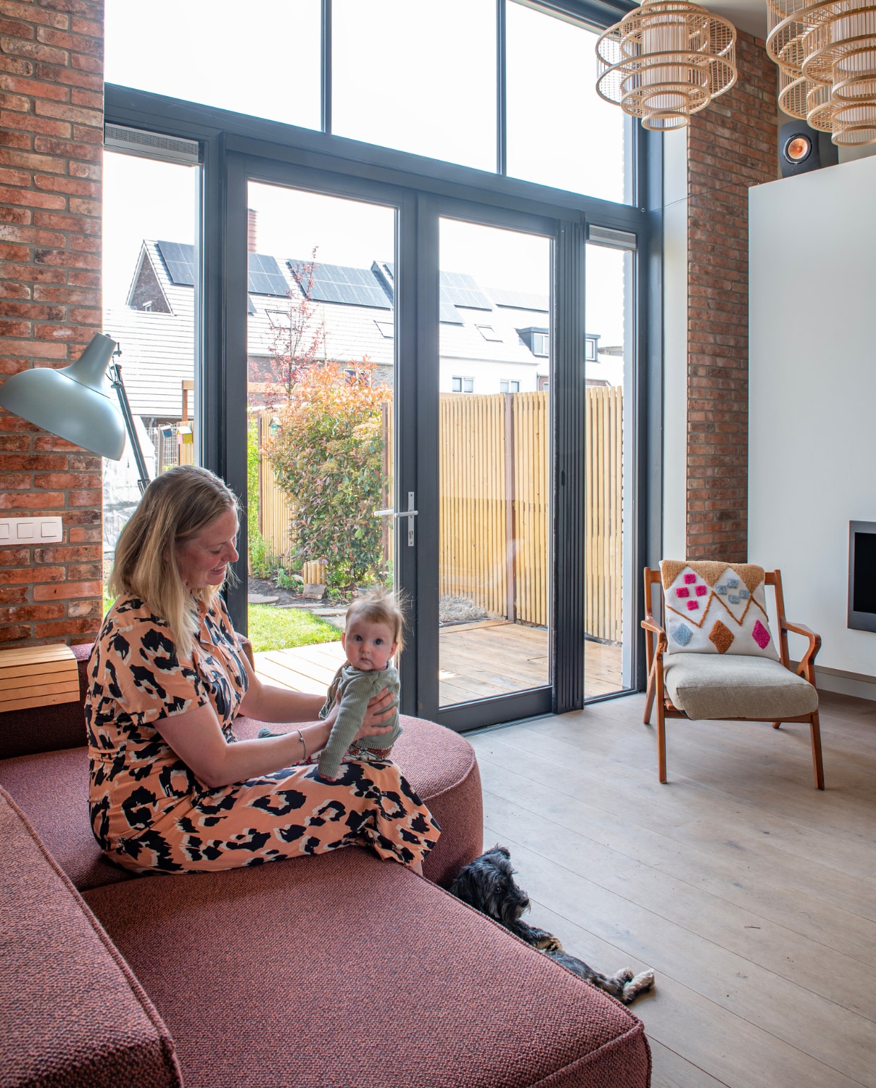 Baksteenstrips Bonte. Houten vloer Double Alaska White. Stoel Sissy-Boy, rugkussen Ikea. Bamboe hanglampen Lena van Orientique. Bank Loki van Studio Mik, vloerlamp Kwantum. Luidsprekers LS50 Meta van Kef. vtwonen special binnenkijken 121-2023 | productie De Binnenkijkers | styling Jeske Weel | fotografie Caroline Coehorst