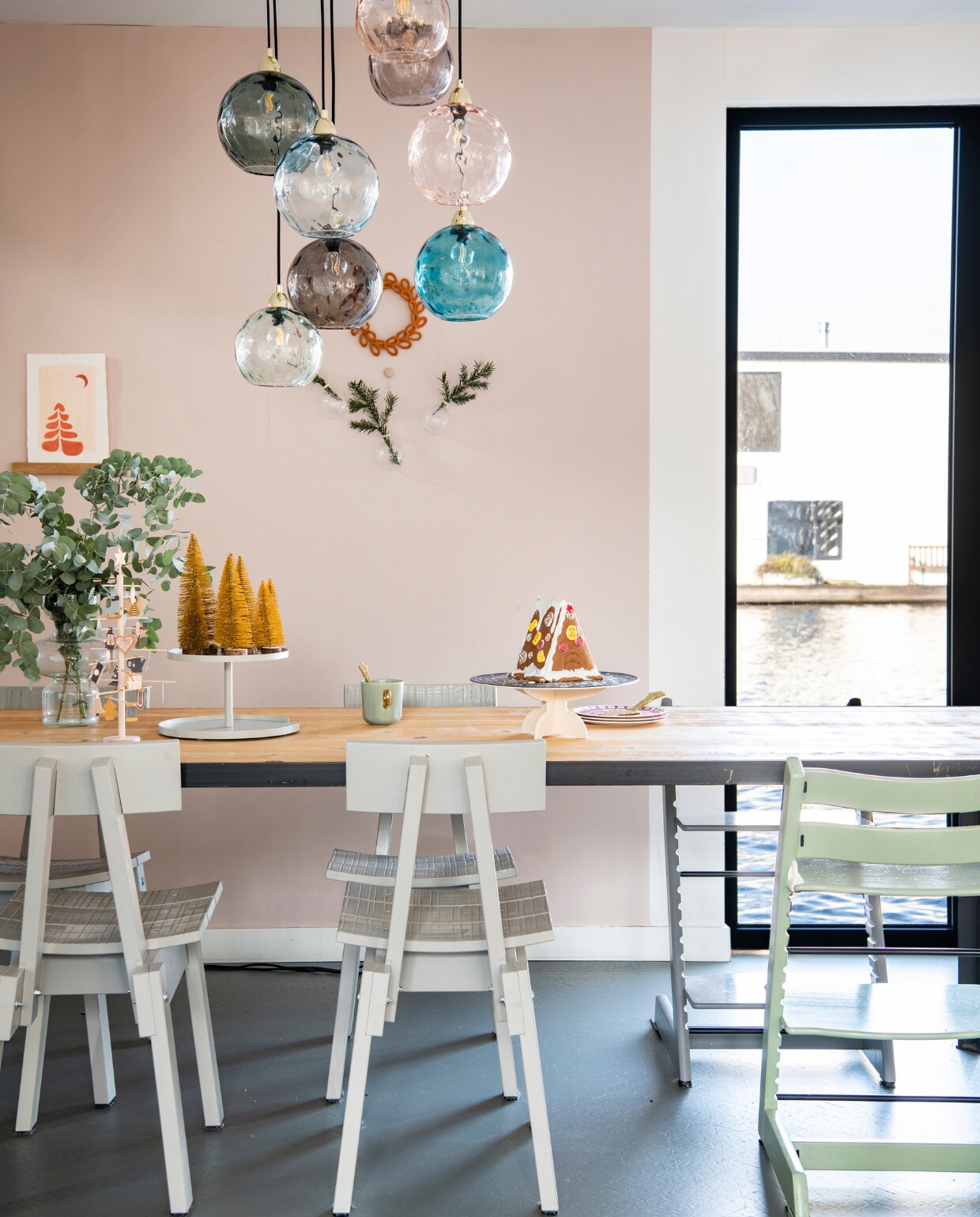 Eettafel Van Dijk &amp; Ko. Stoelen Piet Hein Eek X Ikea. Hanglamp Illaria via Made. Kinderstoelen Stokke. Taartplateaus Prchtg (links) en Engel. Overig herkomst onbekend. vtwonen 12-2023 | productie Insidehomepage | styling Laura Gommans | fotografie Louis Lemaire